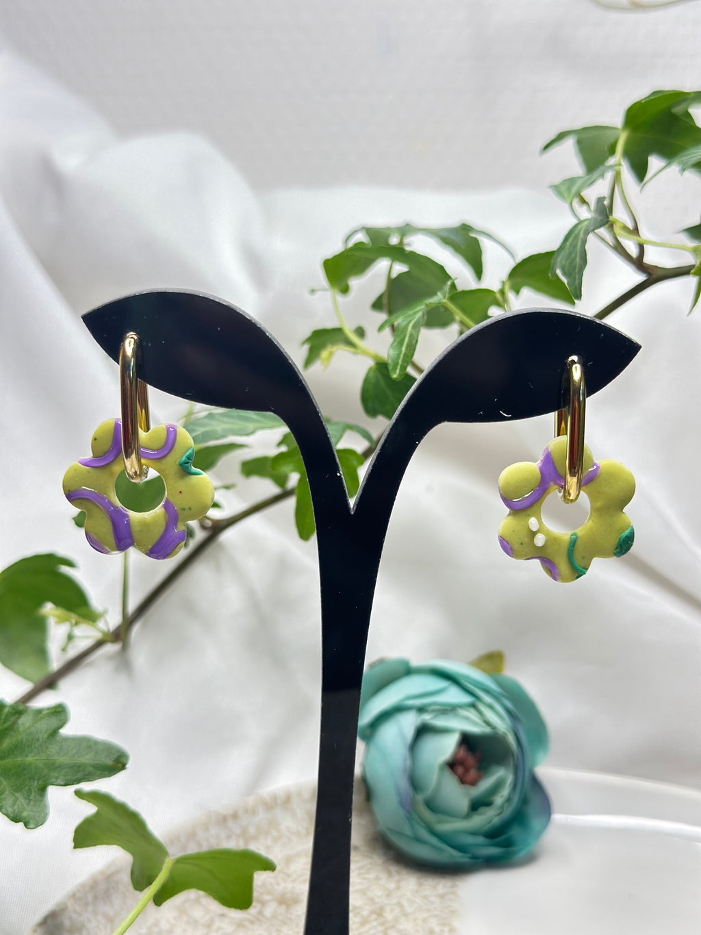 Les Chartra — Boucles d’oreilles fleur en argile polymère