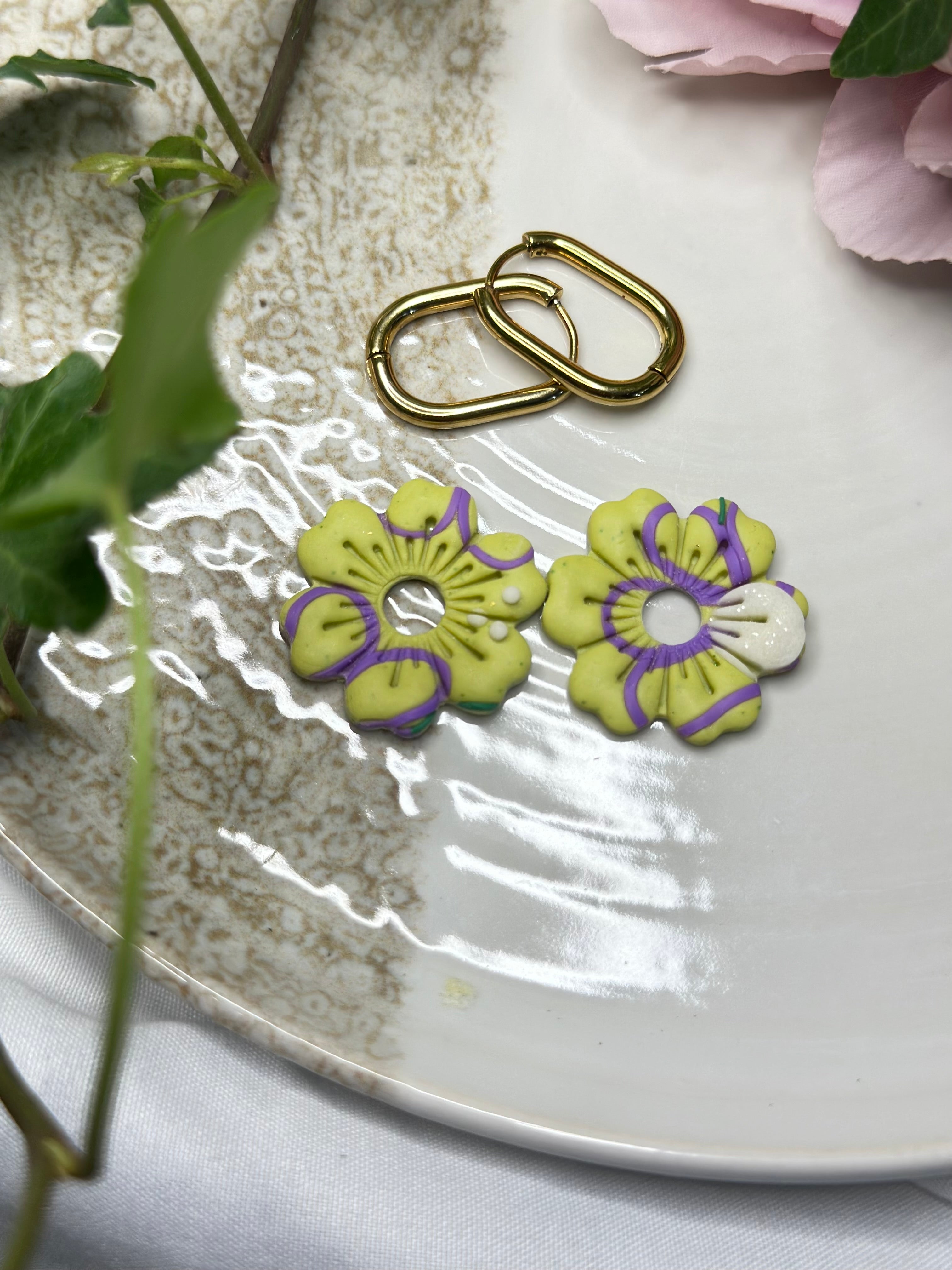 Les Chartra — Boucles d’oreilles fleur en argile polymère