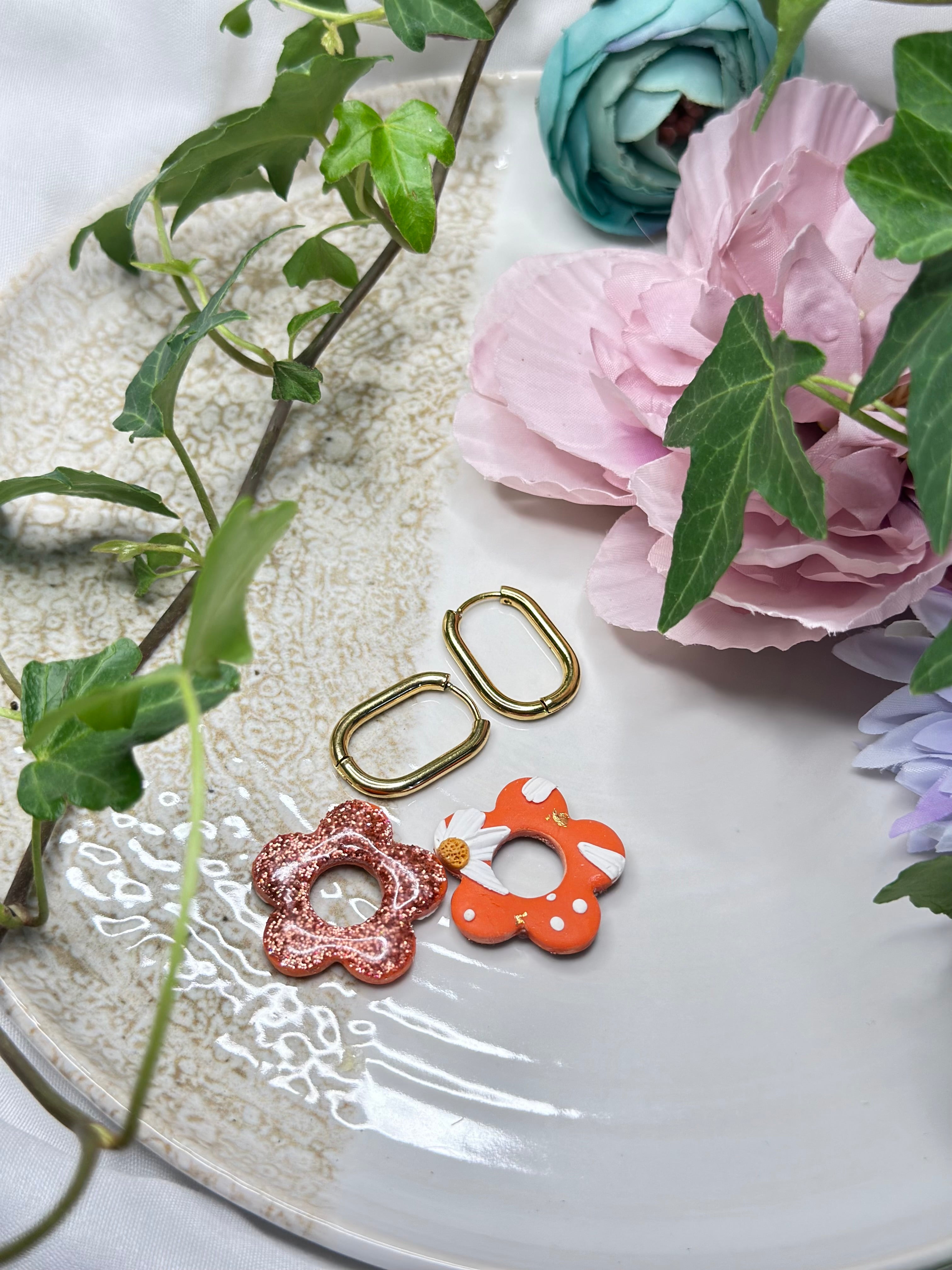 Les Aurora — Boucles d’oreilles fleur en argile polymère