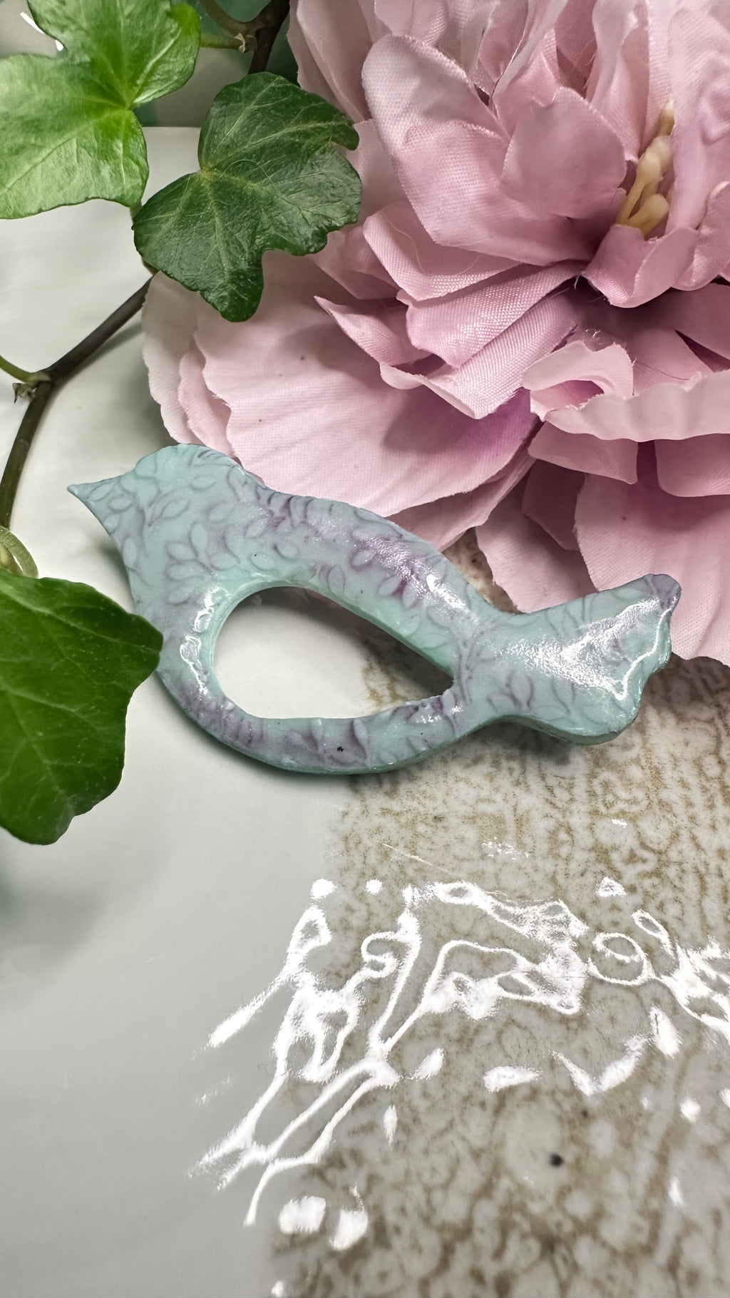 ✨ Les Fidèles – Broche attache-lunettes fait main( oiseau 🐦 turquoise)