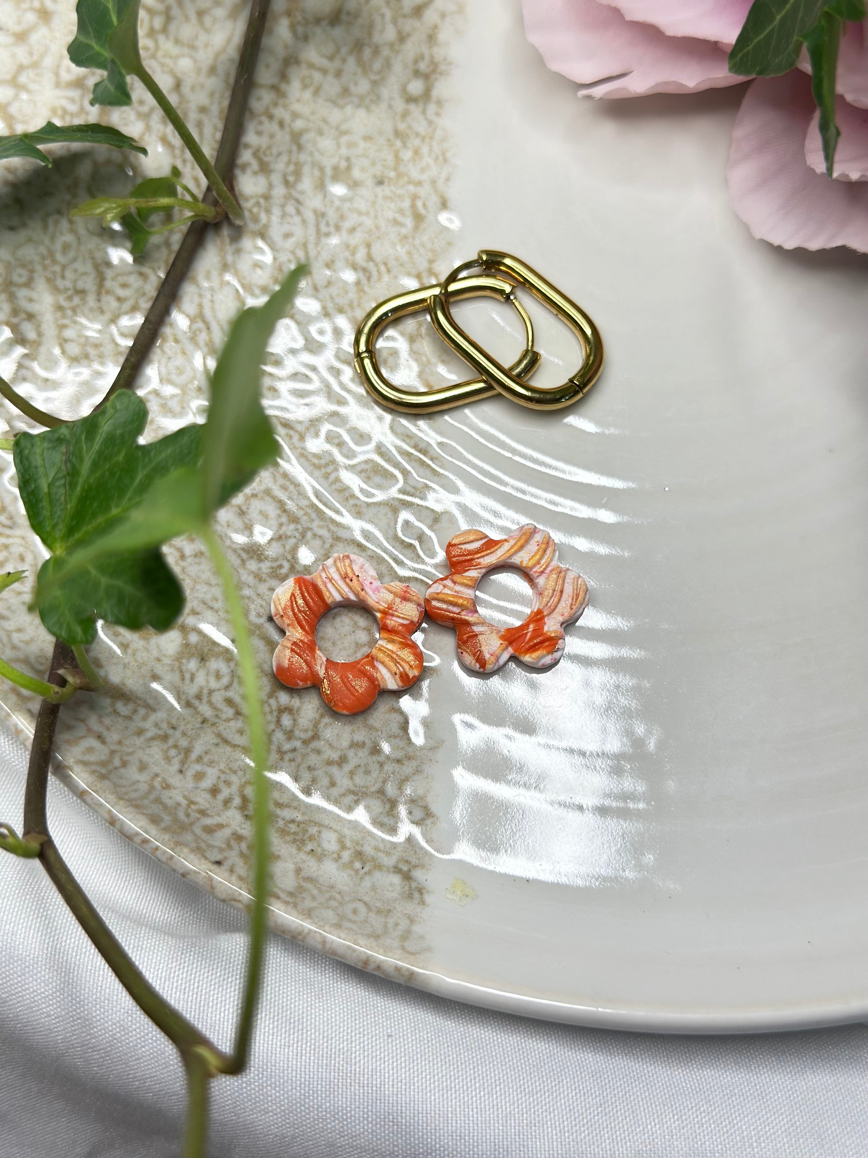 Les Aurora — Boucles d’oreilles fleur en argile polymère