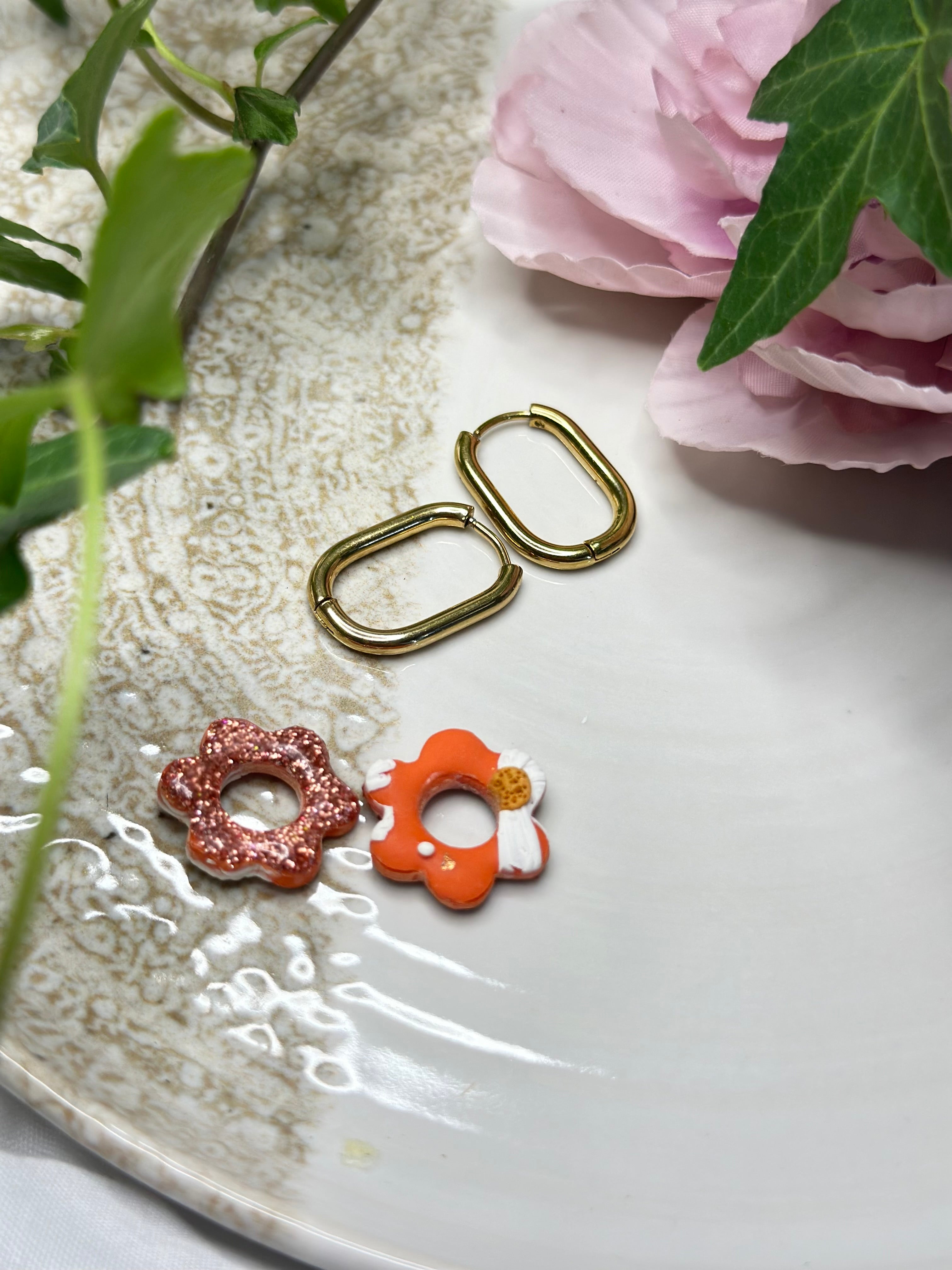 Les Aurora — Boucles d’oreilles fleur en argile polymère