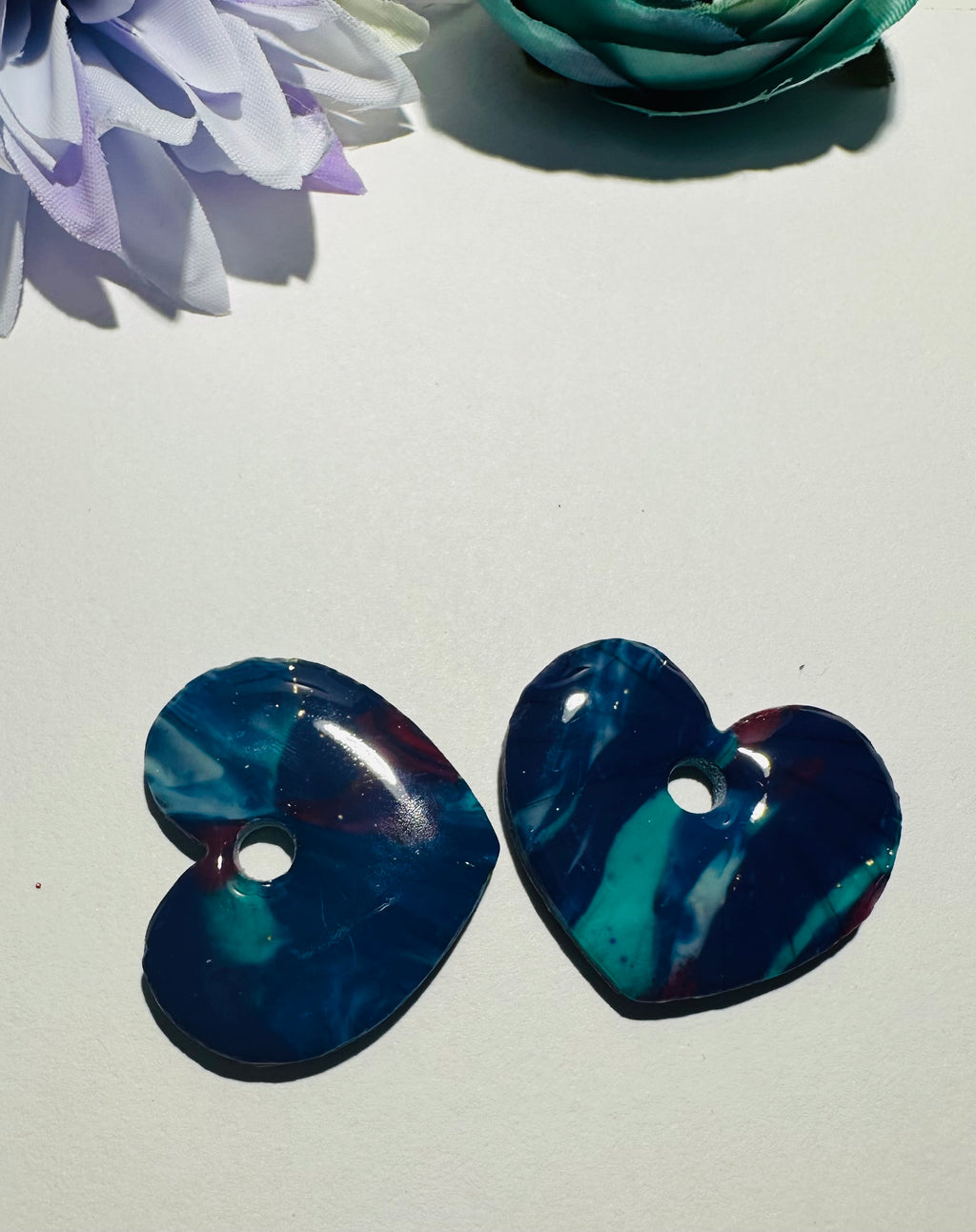 Boucles d’oreilles cœurs marbrés bleu et rose « Juliette »