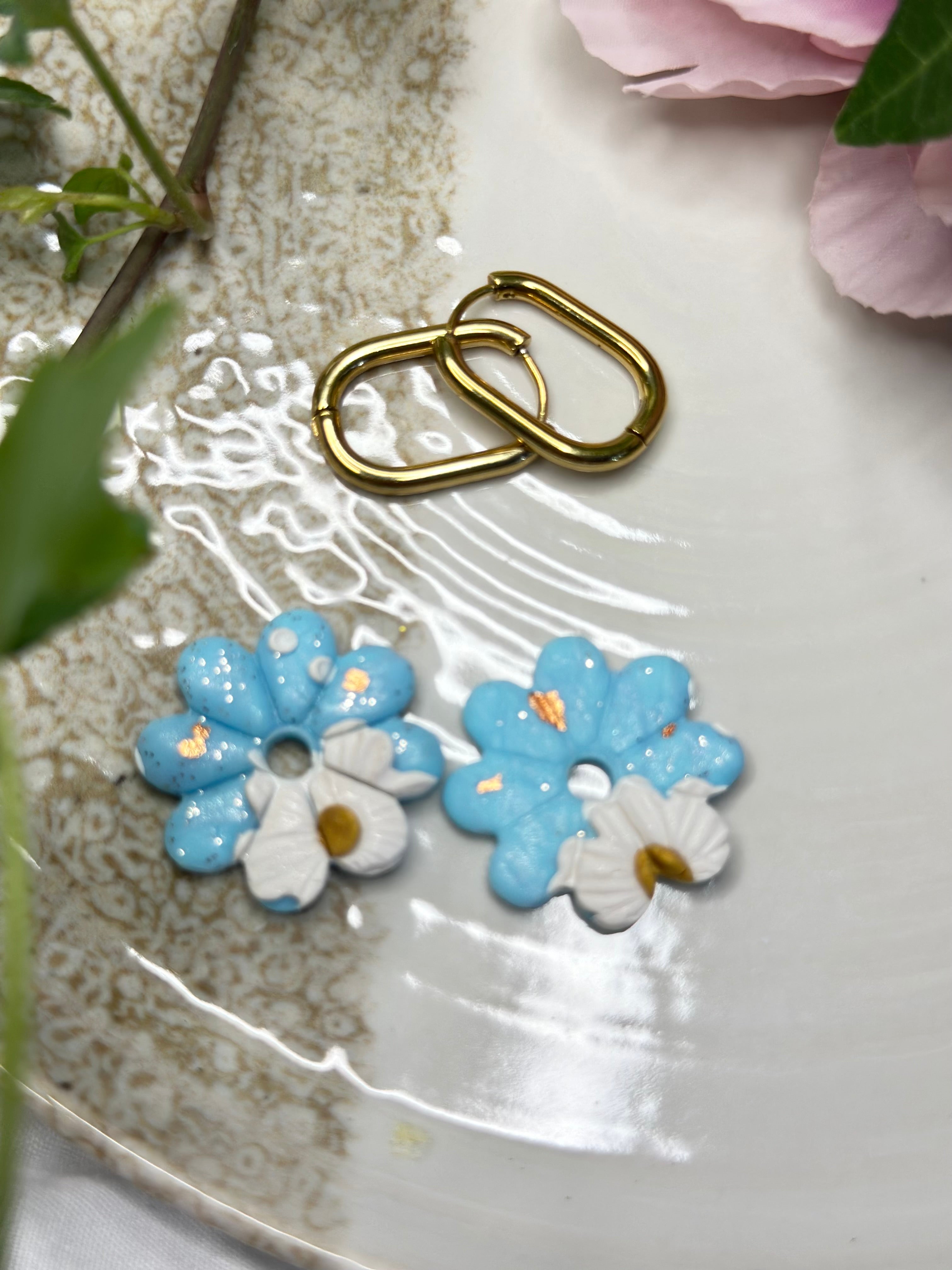Les Azurée — Boucles d’oreilles fleur en argile polymère