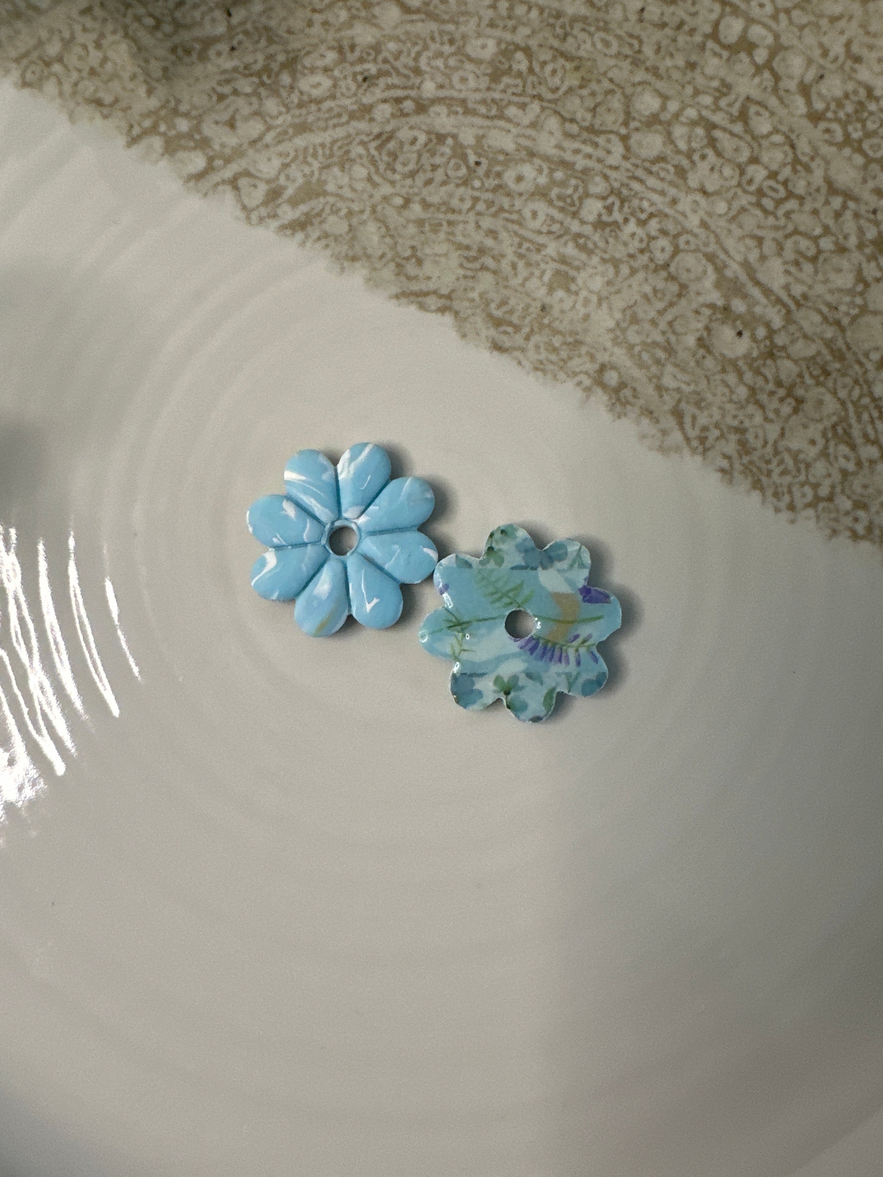Les Azurée — Boucles d’oreilles fleur en argile polymère