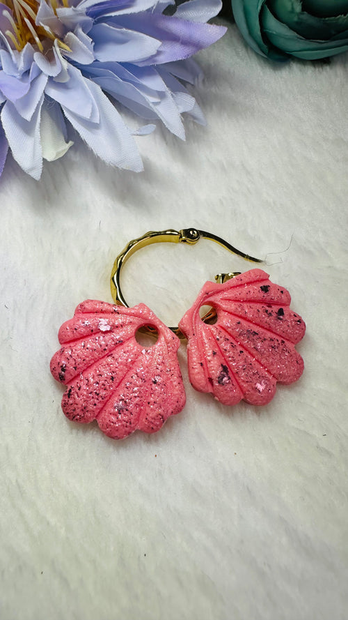 Boucles d’oreilles coquillage rose pailleté – Pâte polymère vernie résine  « Coralia »