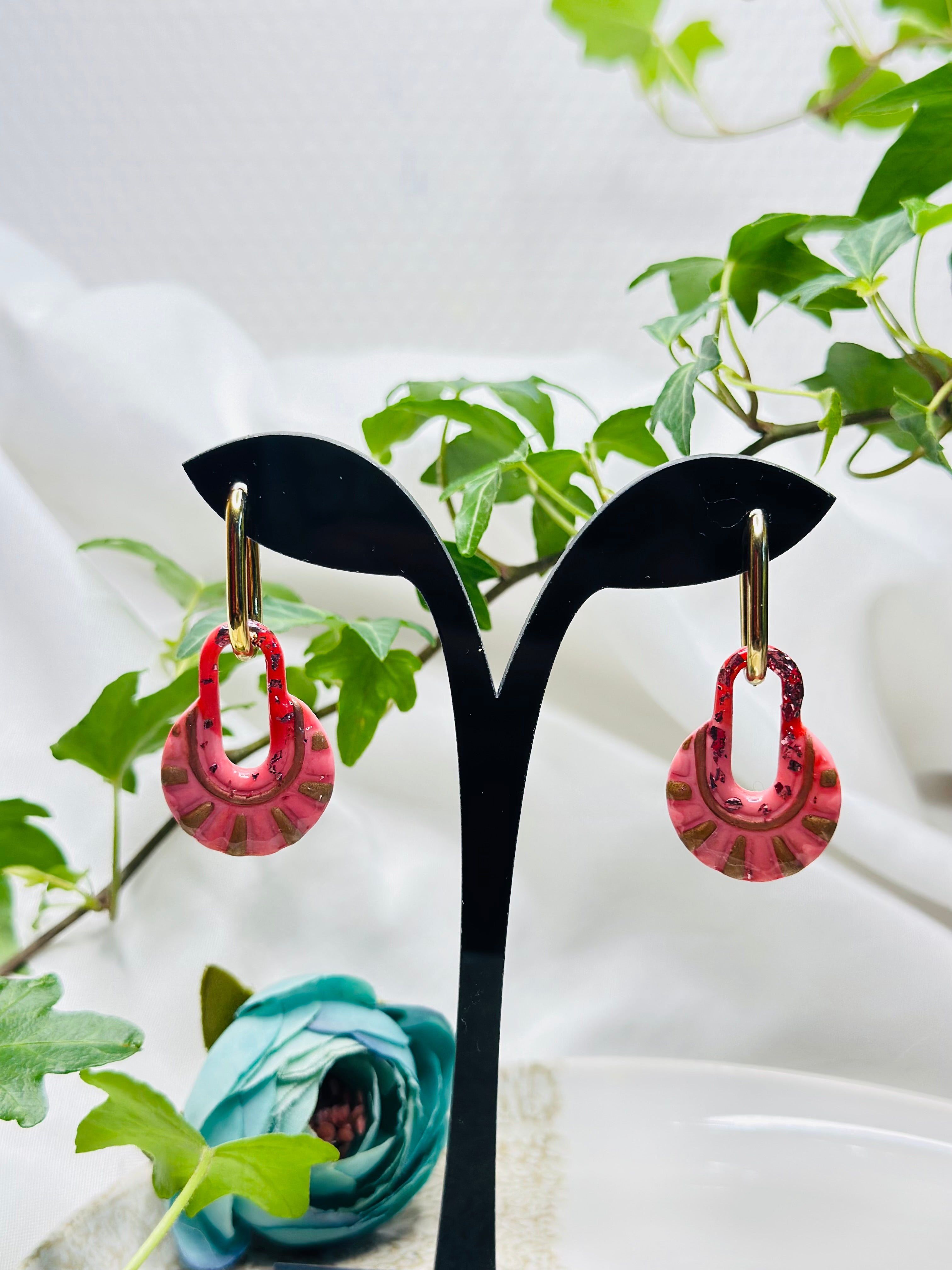 Boucles d’oreilles roses et dorées texturées – Pâte polymère vernie résine
  « Zahra »