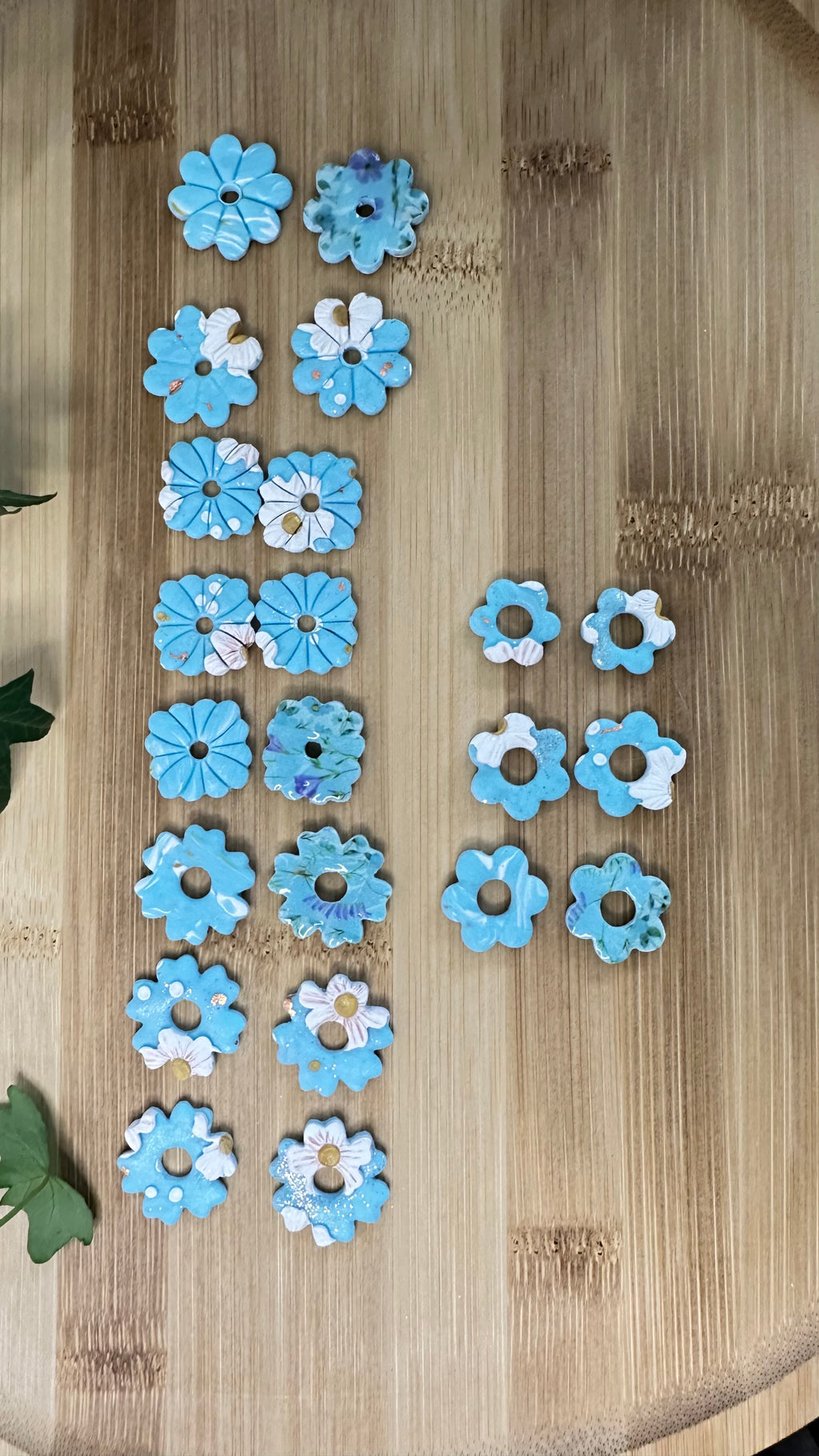 Les Azurée — Boucles d’oreilles fleur en argile polymère