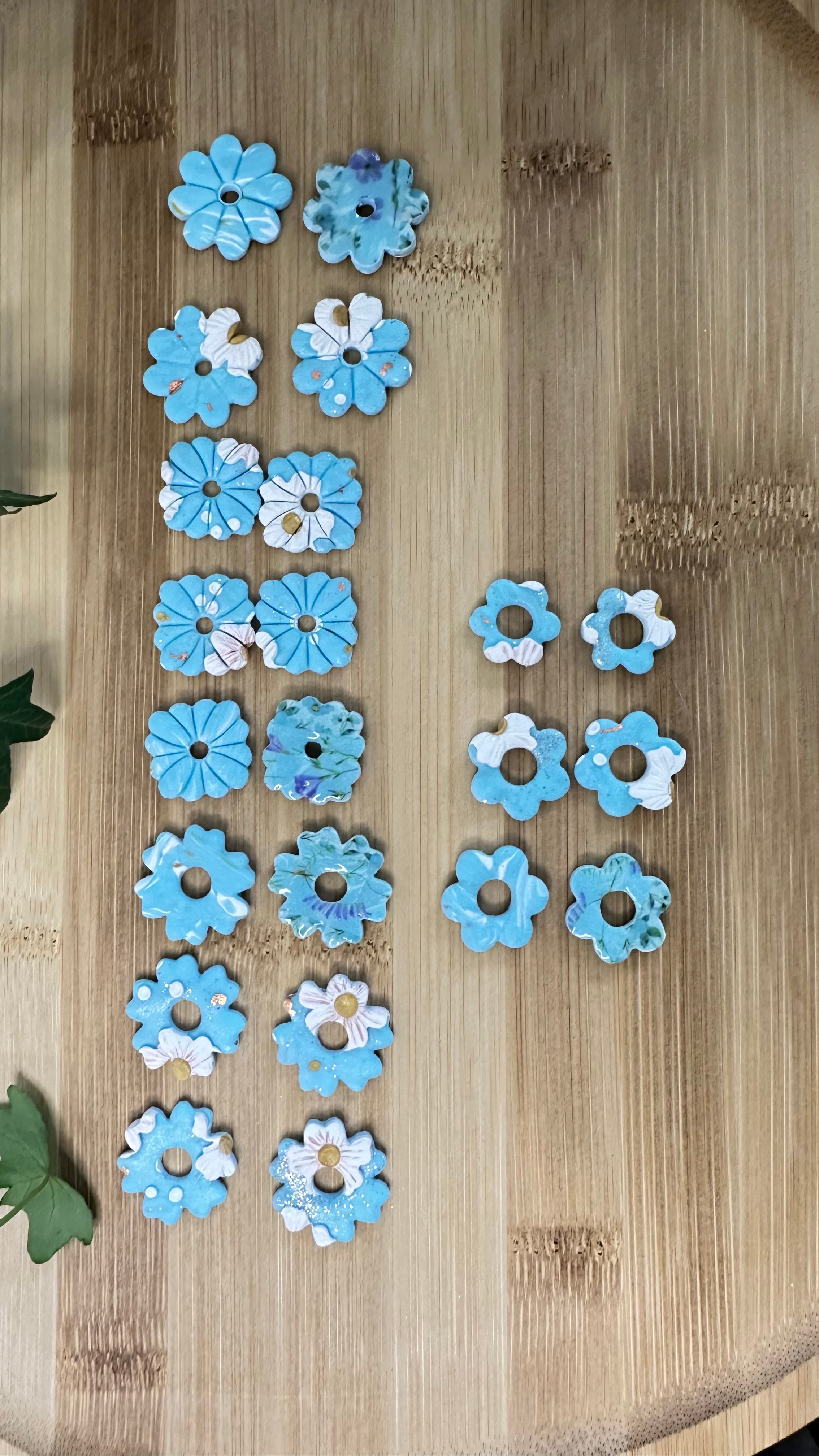 Les Azurée — Boucles d’oreilles fleur en argile polymère