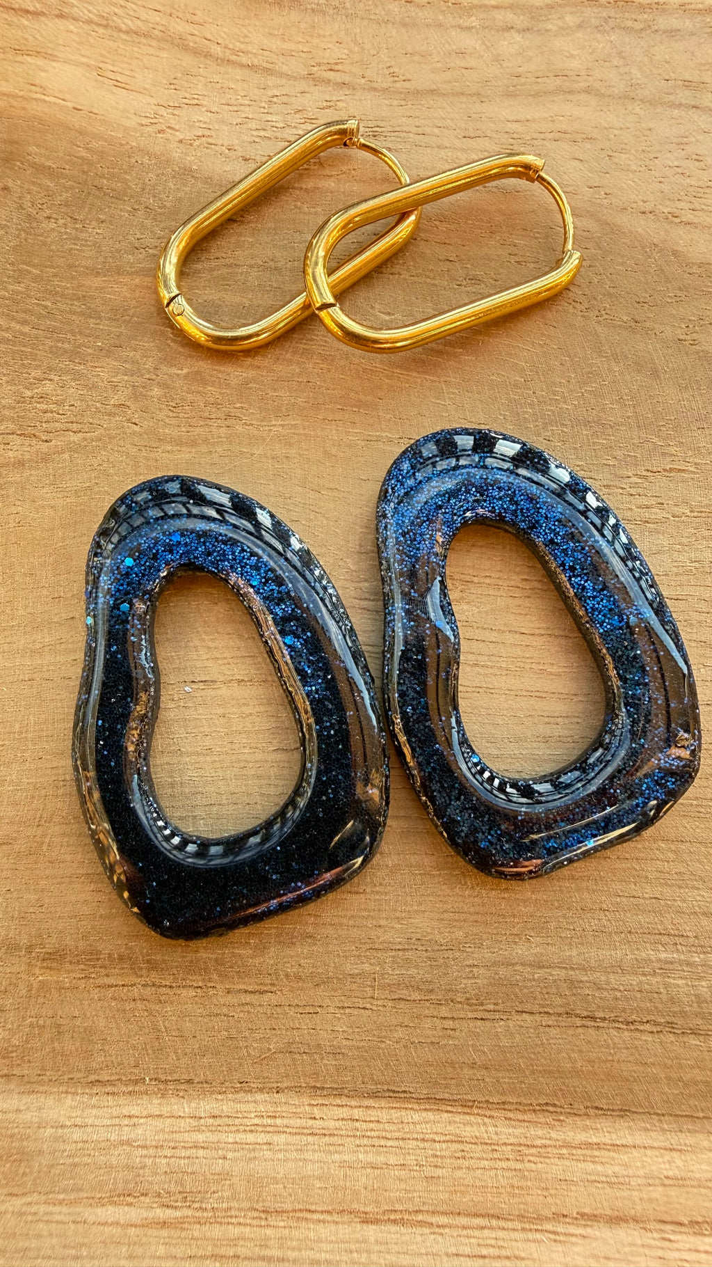 PAMPILLES Izïa noir pailleté – anneau organique fait main
–BOUCLES D’OREILLES INTERCHANGEABLES