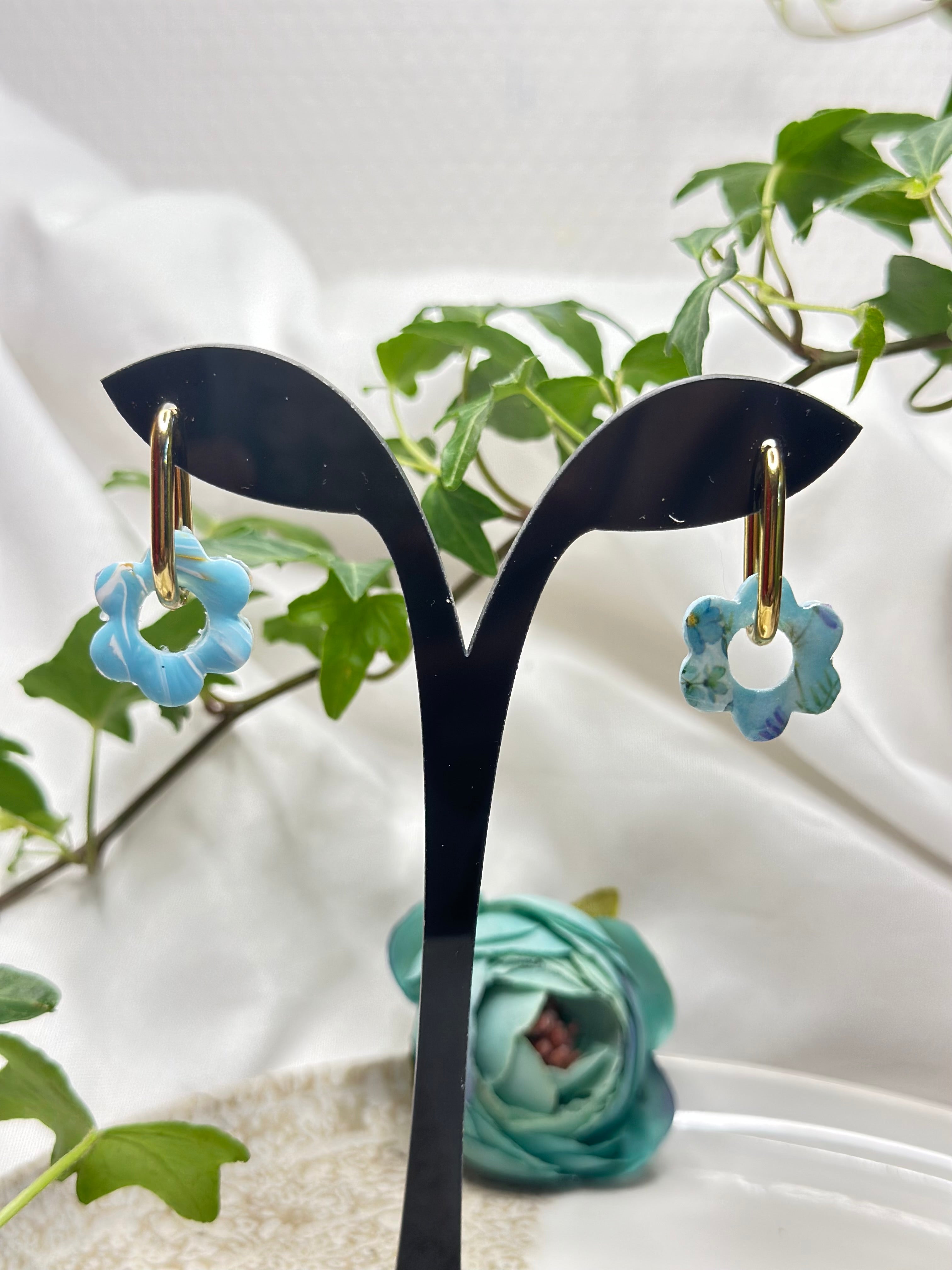 Les Azurée — Boucles d’oreilles fleur en argile polymère