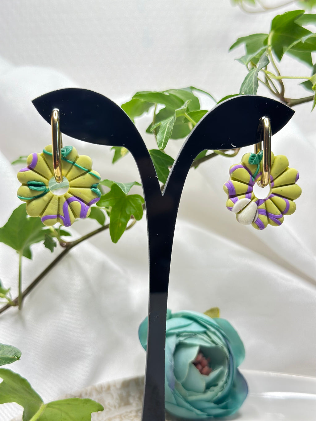Les Chartra — Boucles d’oreilles fleur en argile polymère