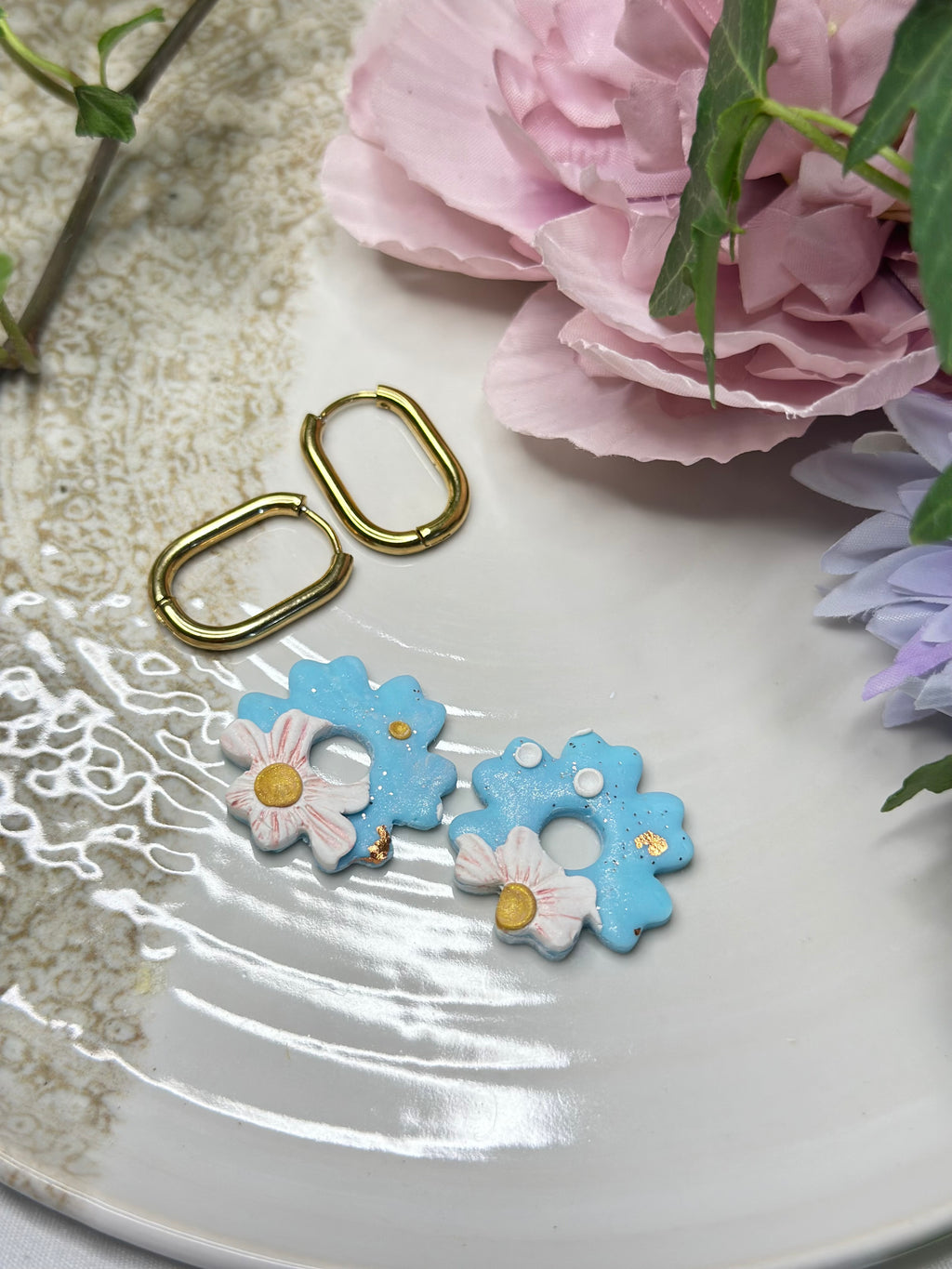 Les Azurée — Boucles d’oreilles fleur en argile polymère