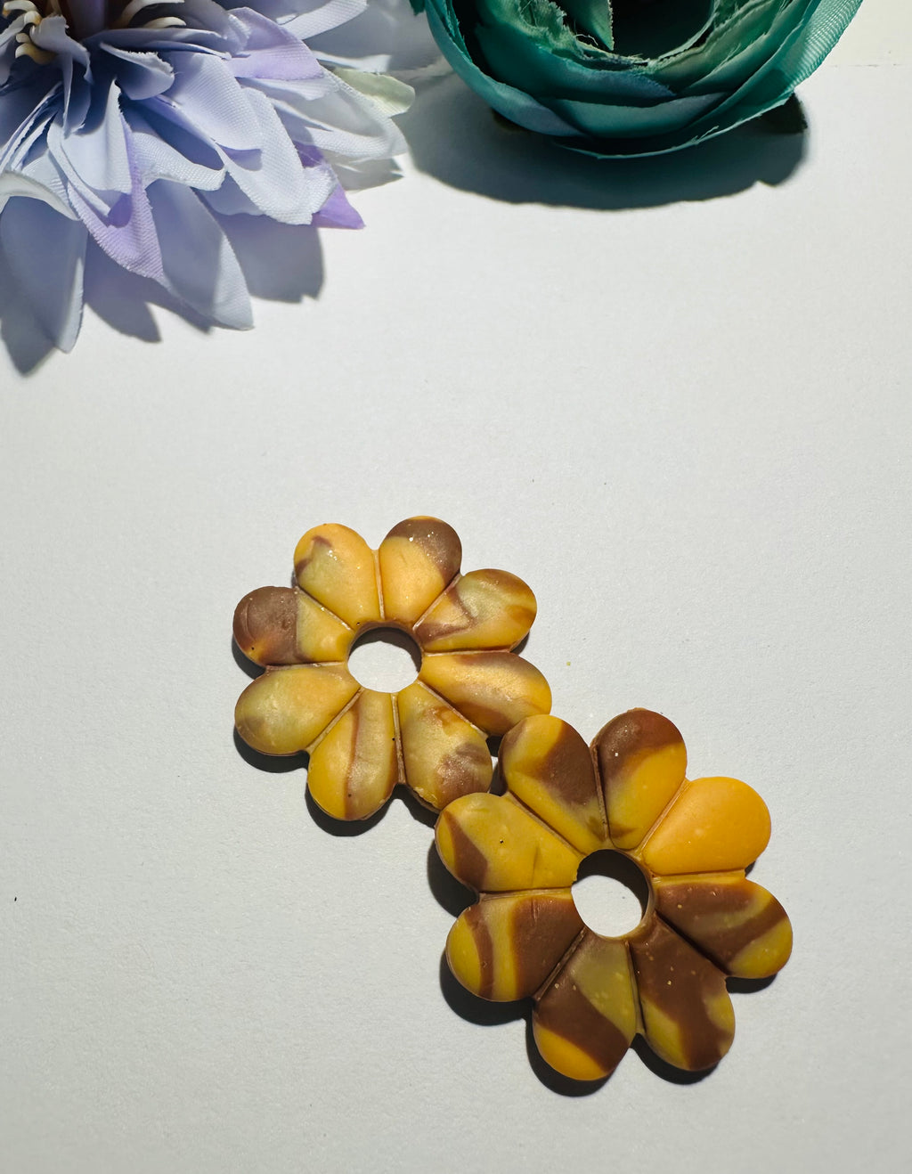 Boucles d’oreilles fleurs marbrées jaune et marron  « Daisy »