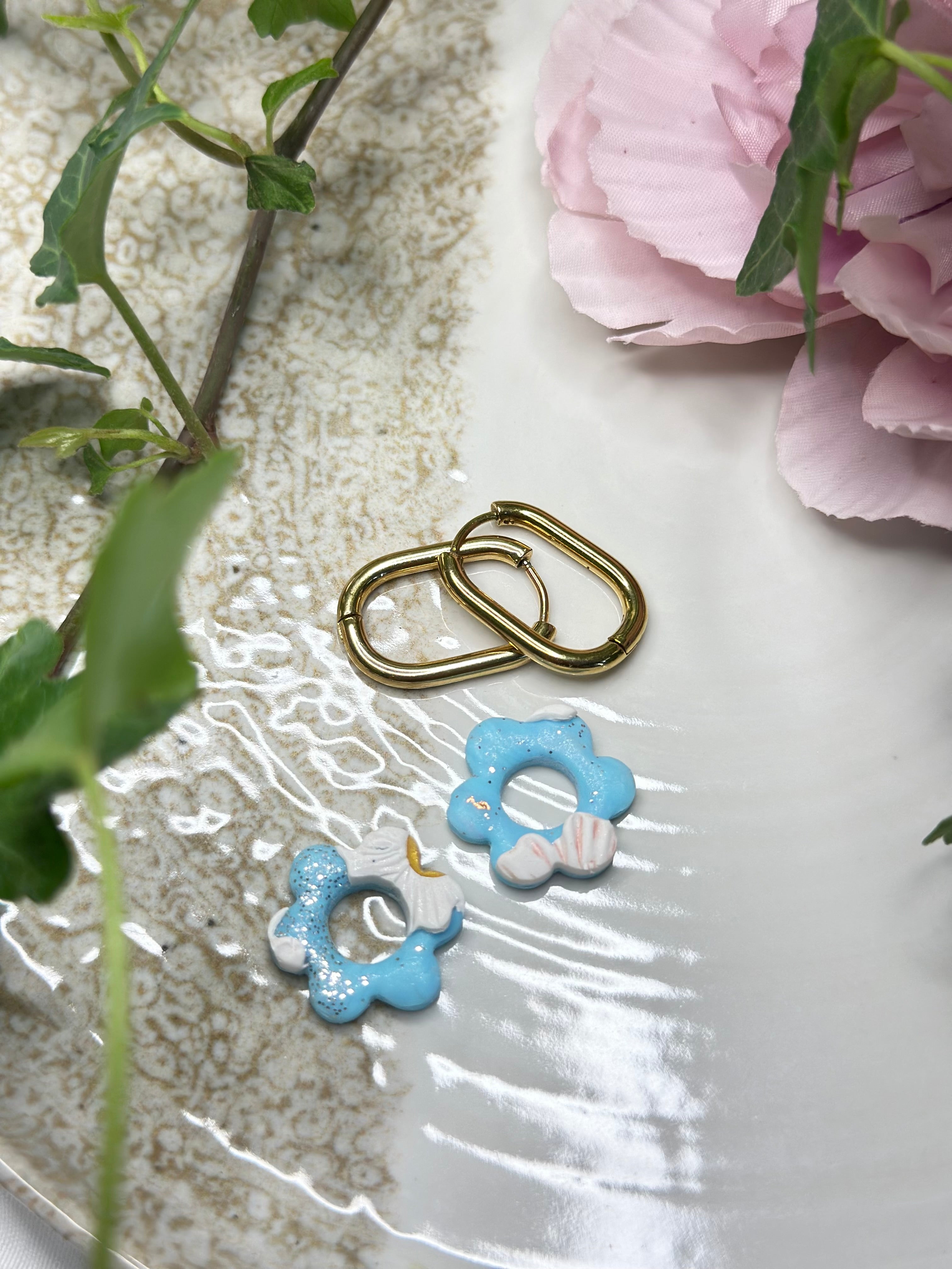 Les Azurée — Boucles d’oreilles fleur en argile polymère