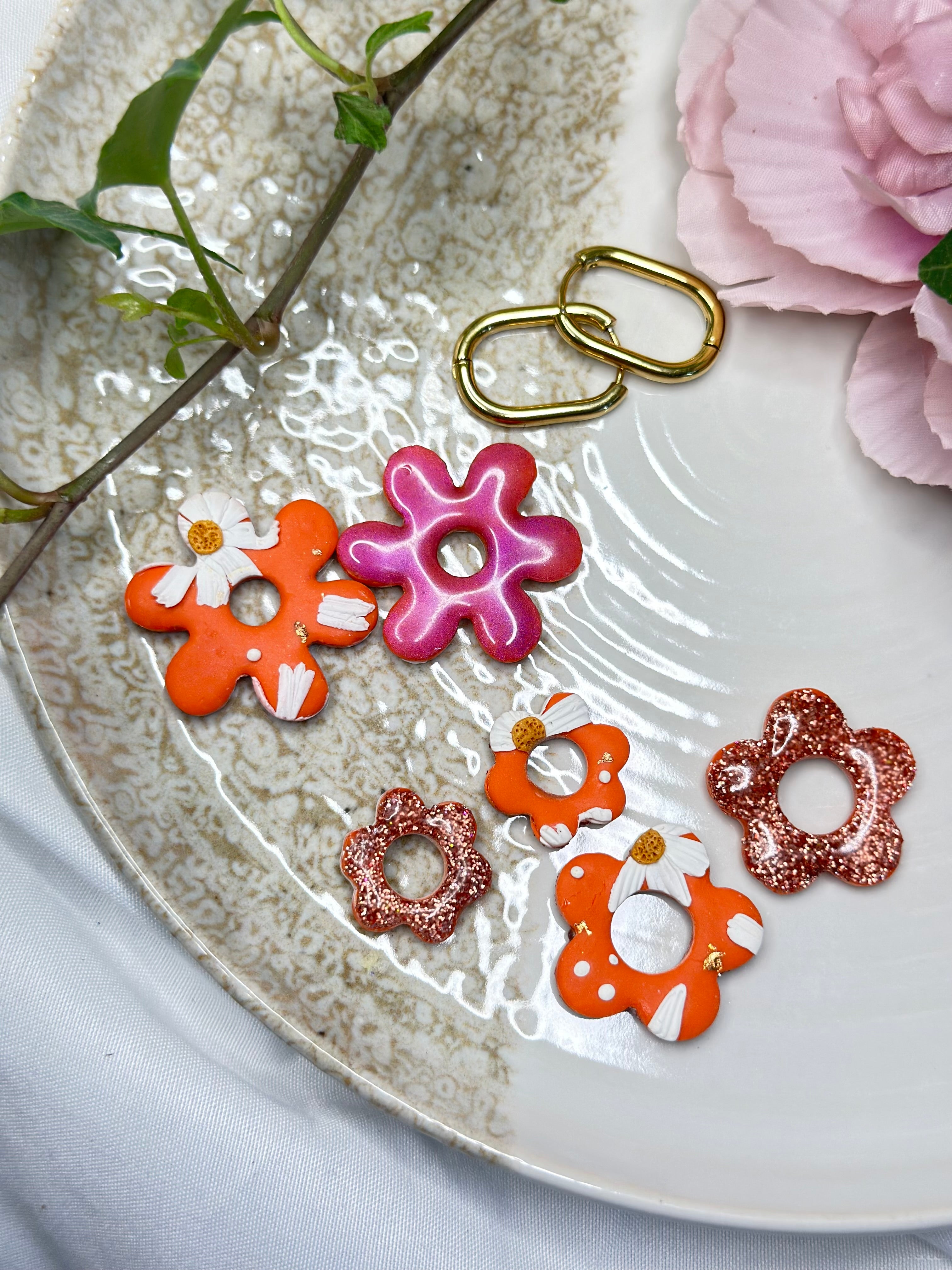 Les Aurora — Boucles d’oreilles fleur en argile polymère