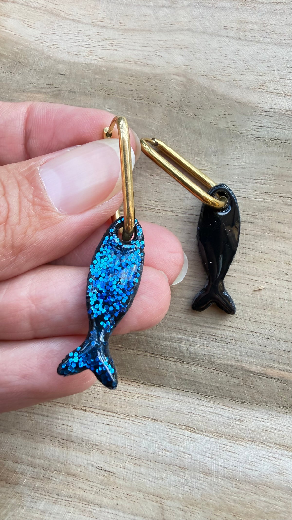 PAMPILLES Nema poisson – noir et bleu pailleté fait main –BOUCLES D’OREILLES INTERCHANGEABLES