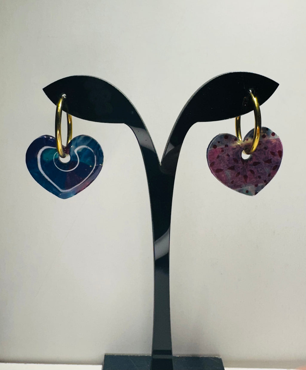 Boucles d’oreilles cœurs marbrés bleu et rose « Juliette »
