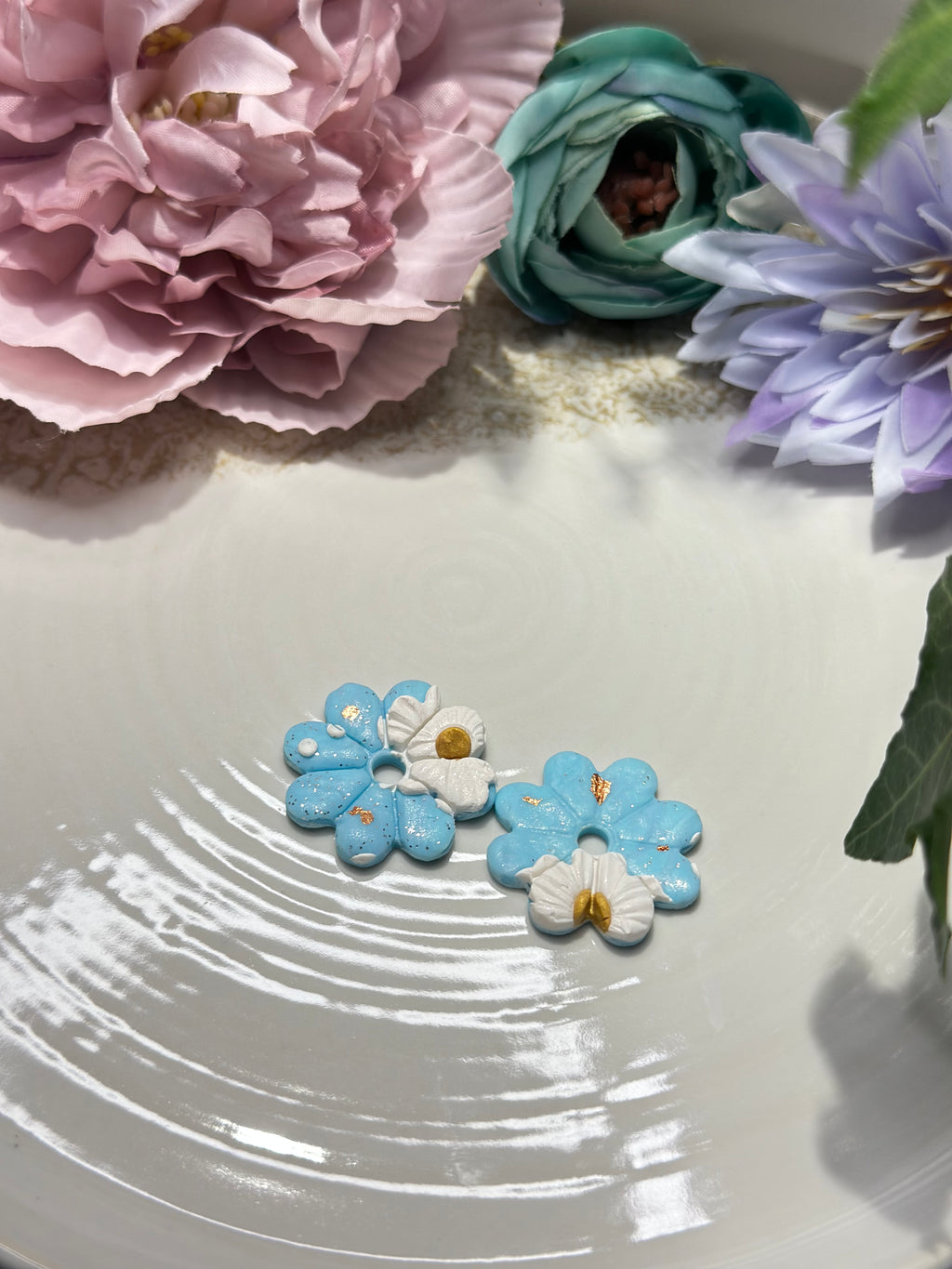 Les Azurée — Boucles d’oreilles fleur en argile polymère