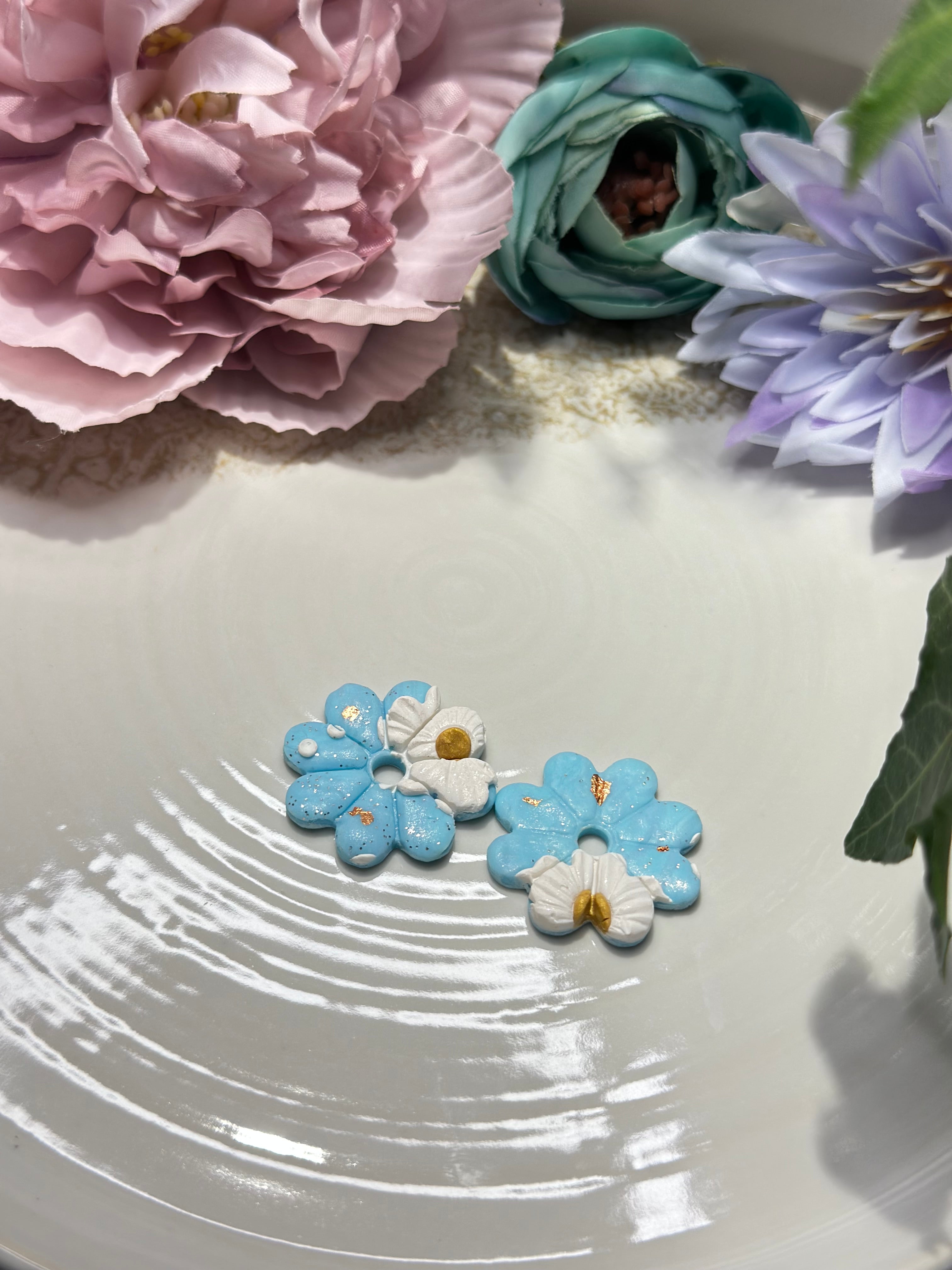 Les Azurée — Boucles d’oreilles fleur en argile polymère