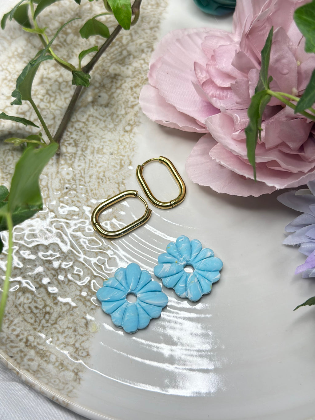 Les Azurée — Boucles d’oreilles fleur en argile polymère