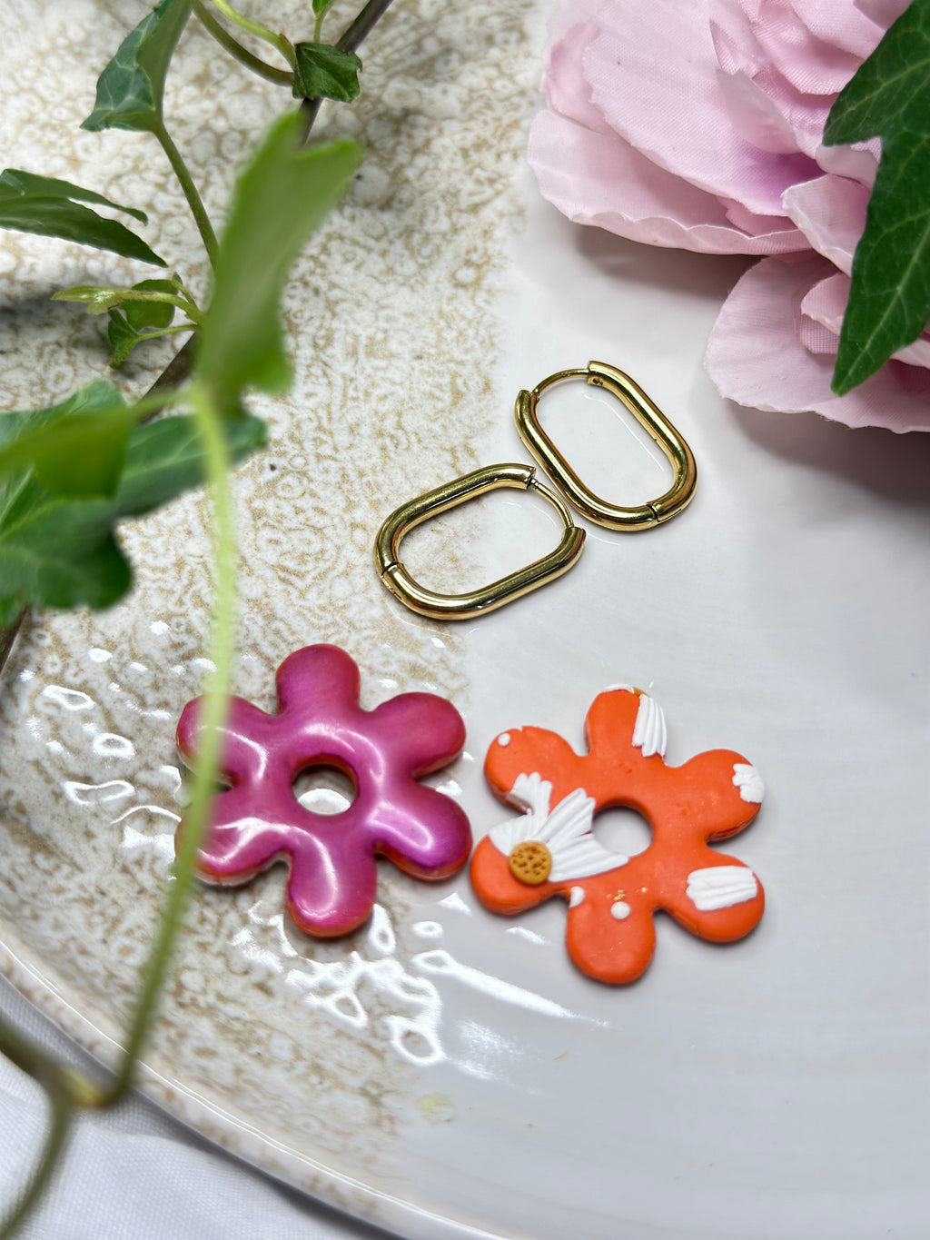 Les Aurora — Boucles d’oreilles fleur en argile polymère