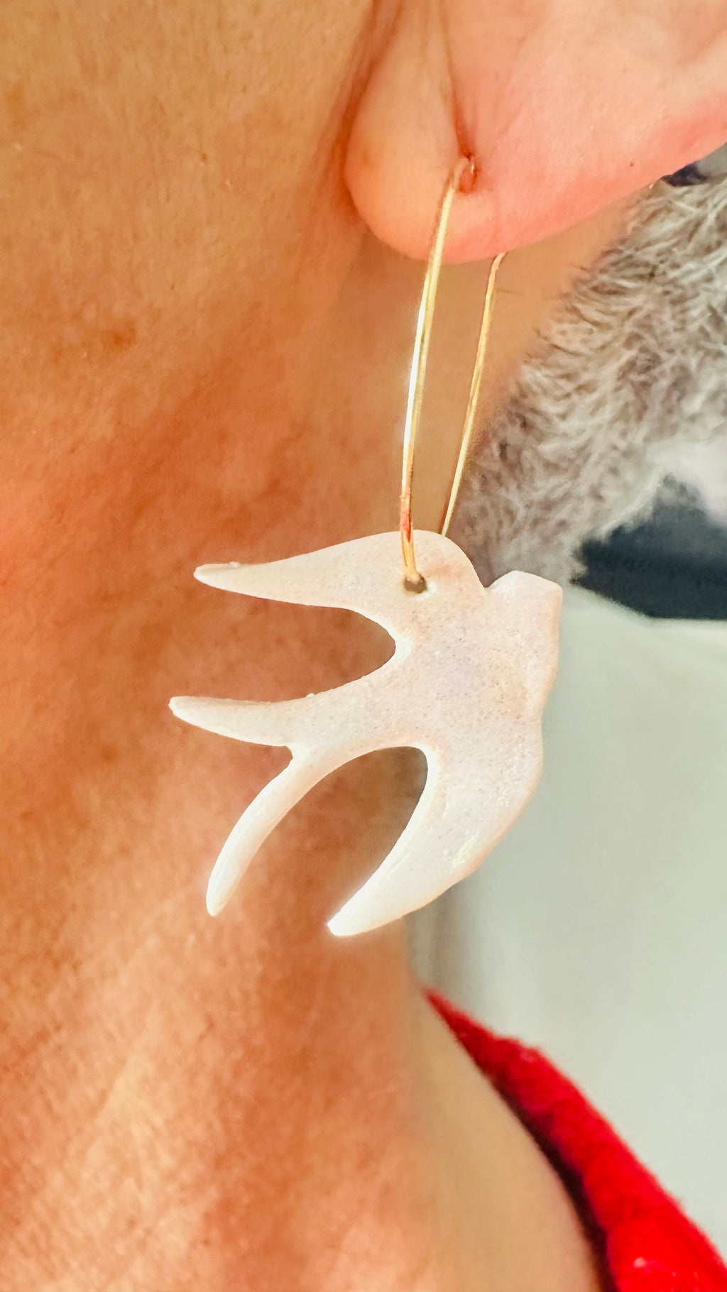 Boucles d’oreilles hirondelles nacrées – Pâte polymère vernie résine  « 🕊️Malo »