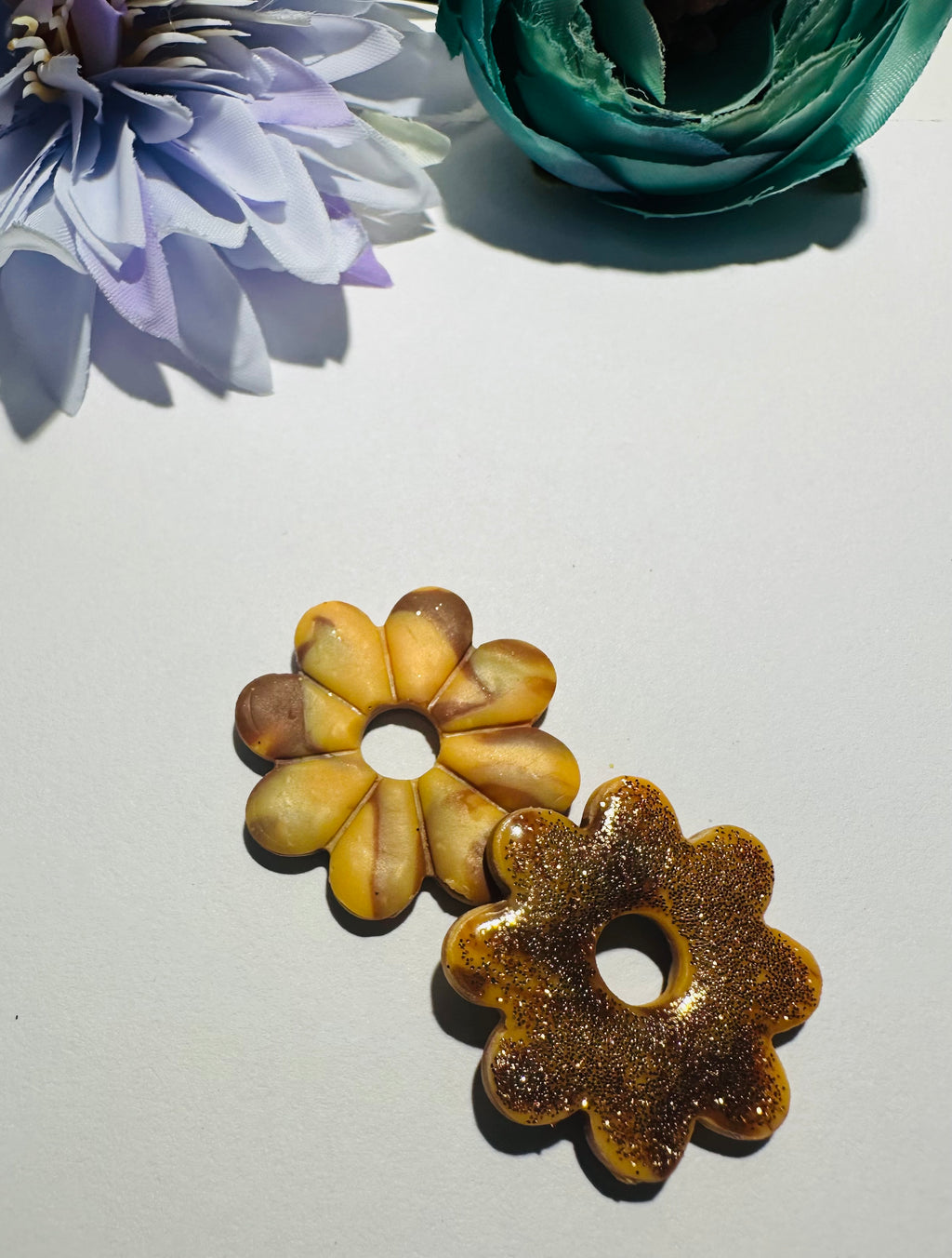 Boucles d’oreilles fleurs marbrées jaune et marron  « Daisy »