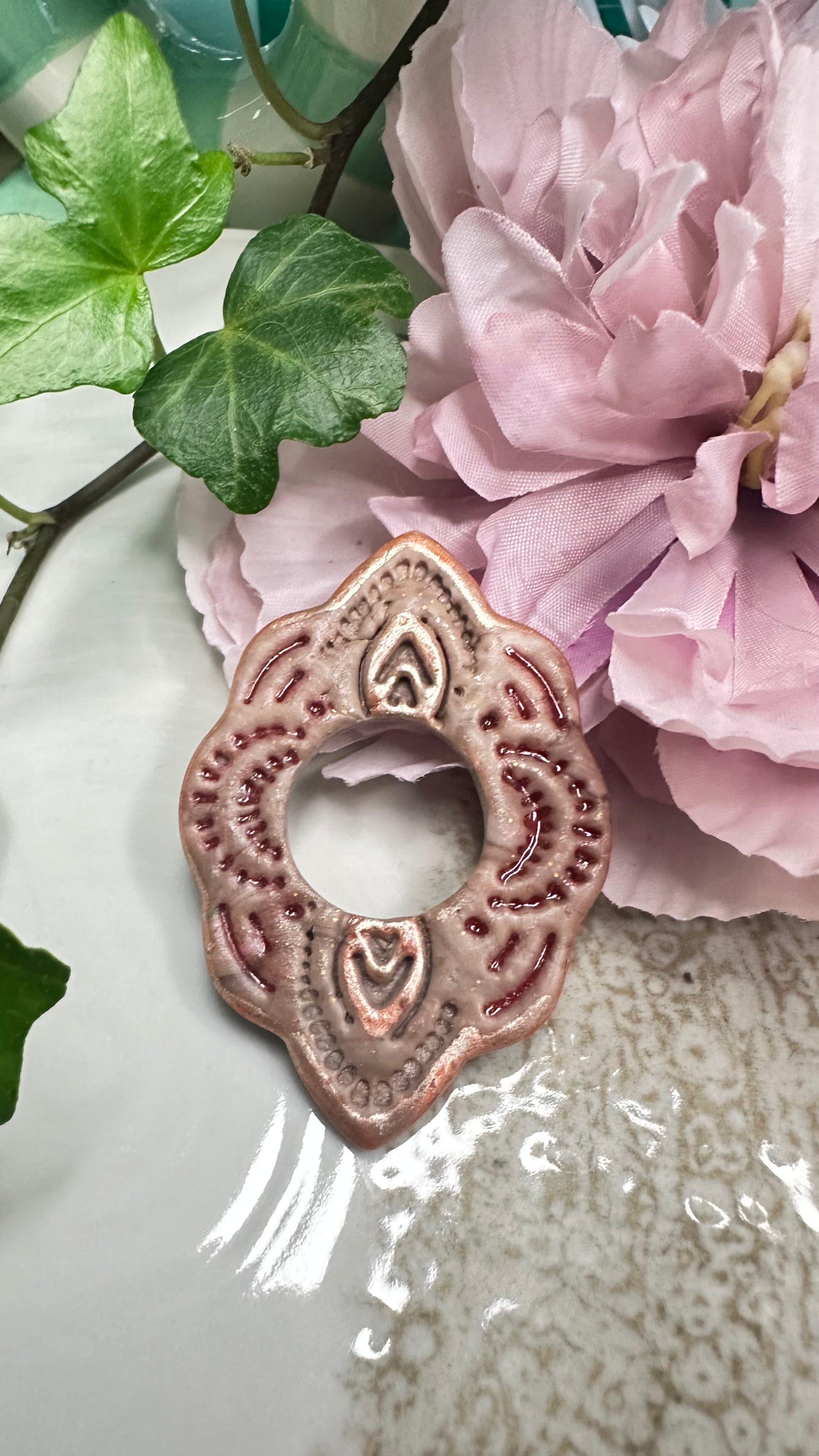 ✨ Les Fidèles – Broche attache-lunettes fait main( rosace)