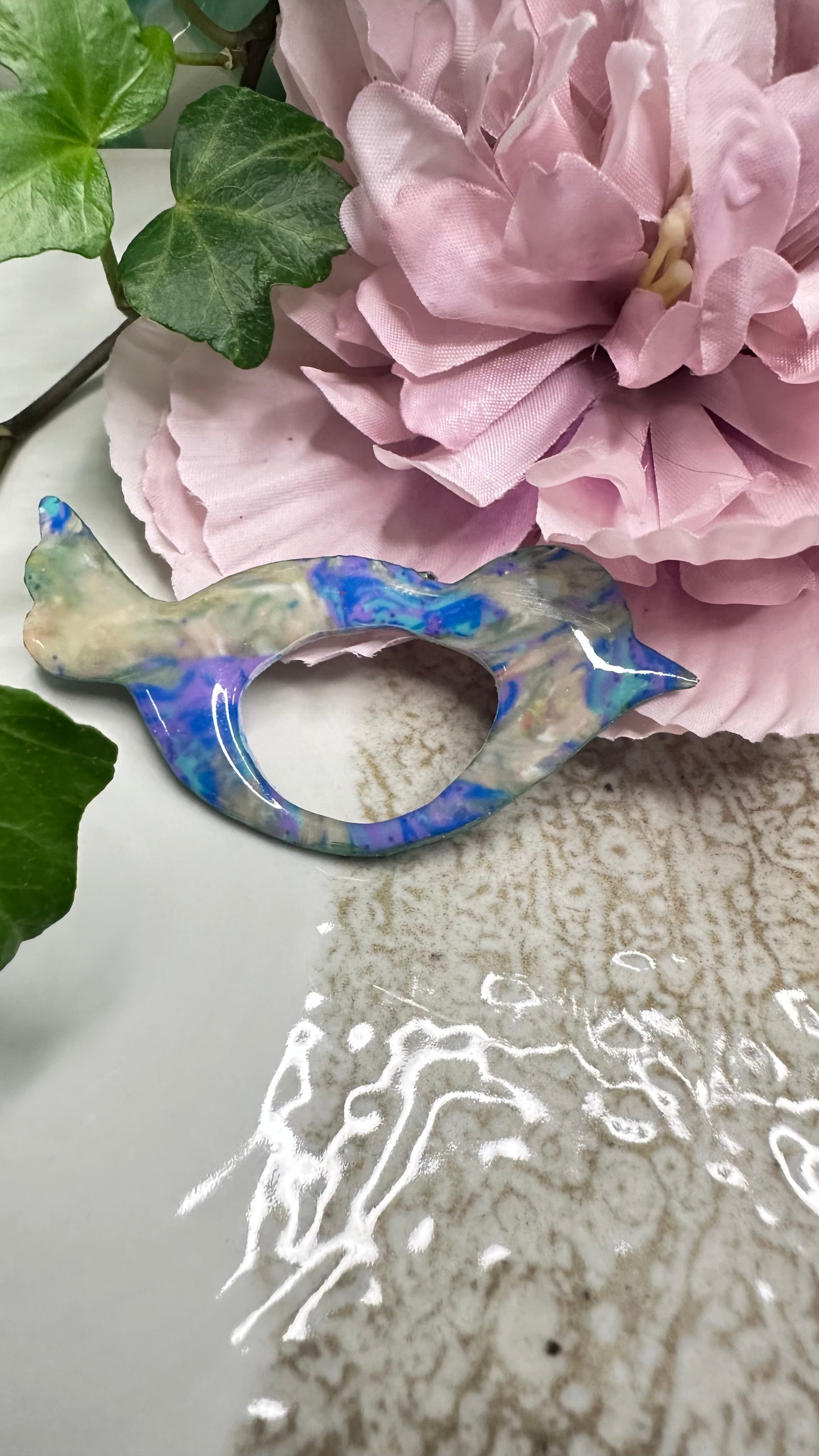 ✨ Les Fidèles – Broche attache-lunettes fait main( oiseau 🐦 coloré)