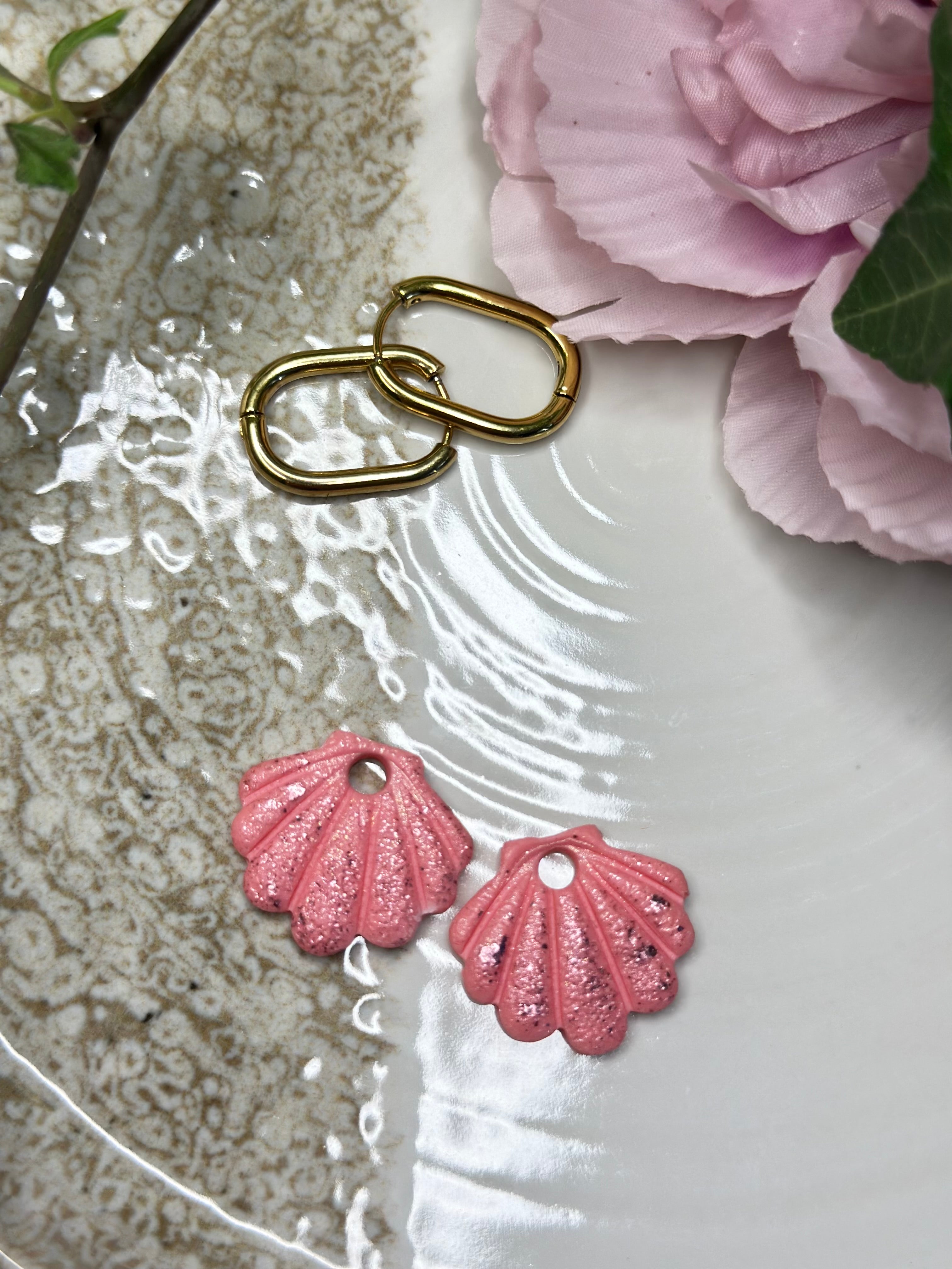Boucles d’oreilles coquillage rose pailleté – Pâte polymère vernie résine  « Coralia »