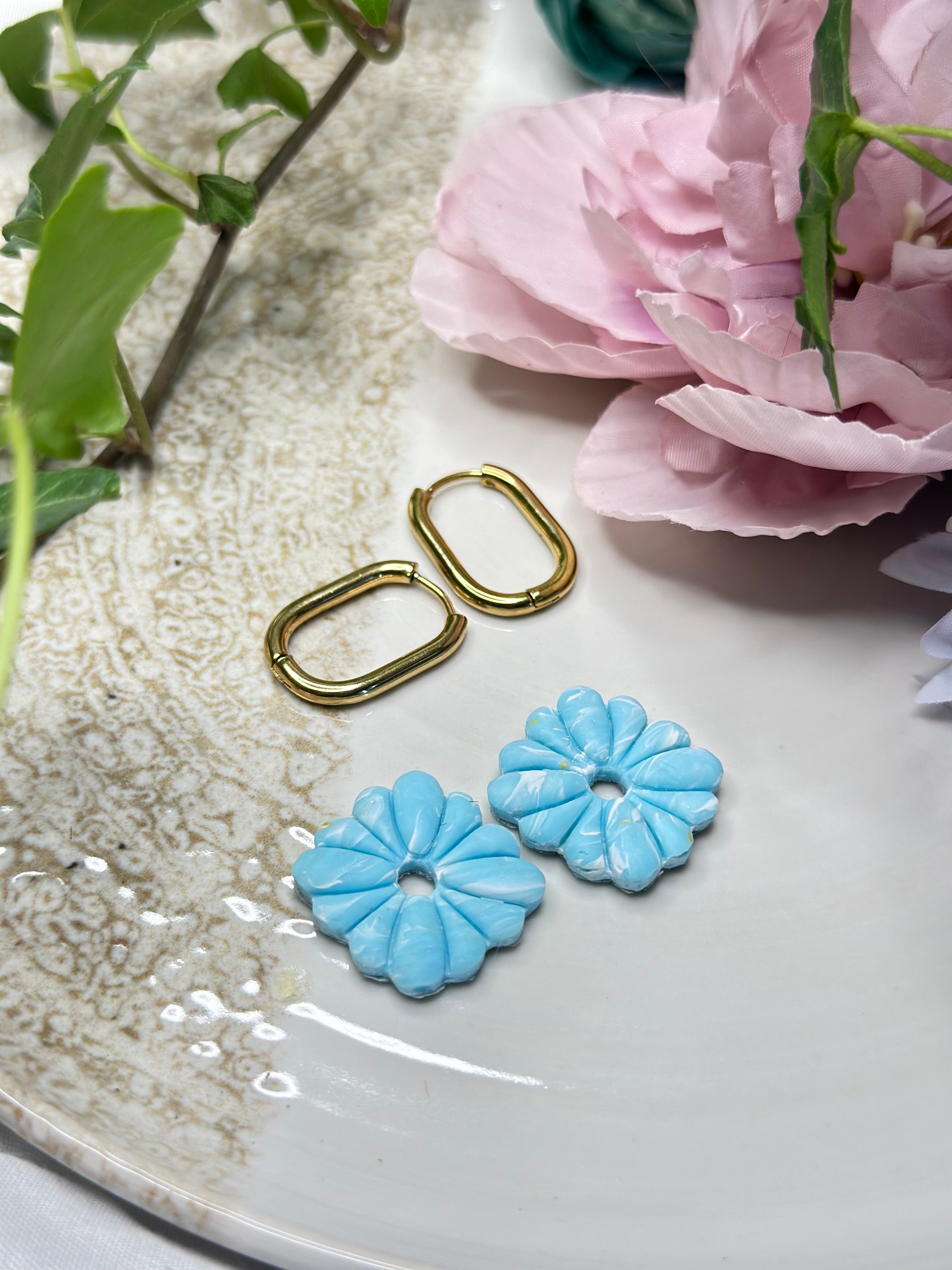 Les Azurée — Boucles d’oreilles fleur en argile polymère
