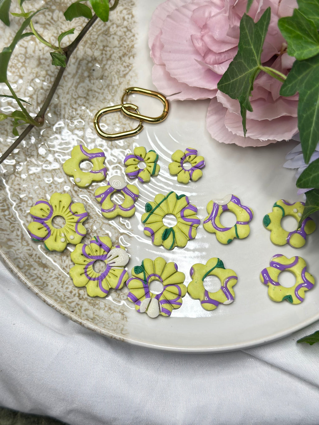 Les Chartra — Boucles d’oreilles fleur en argile polymère