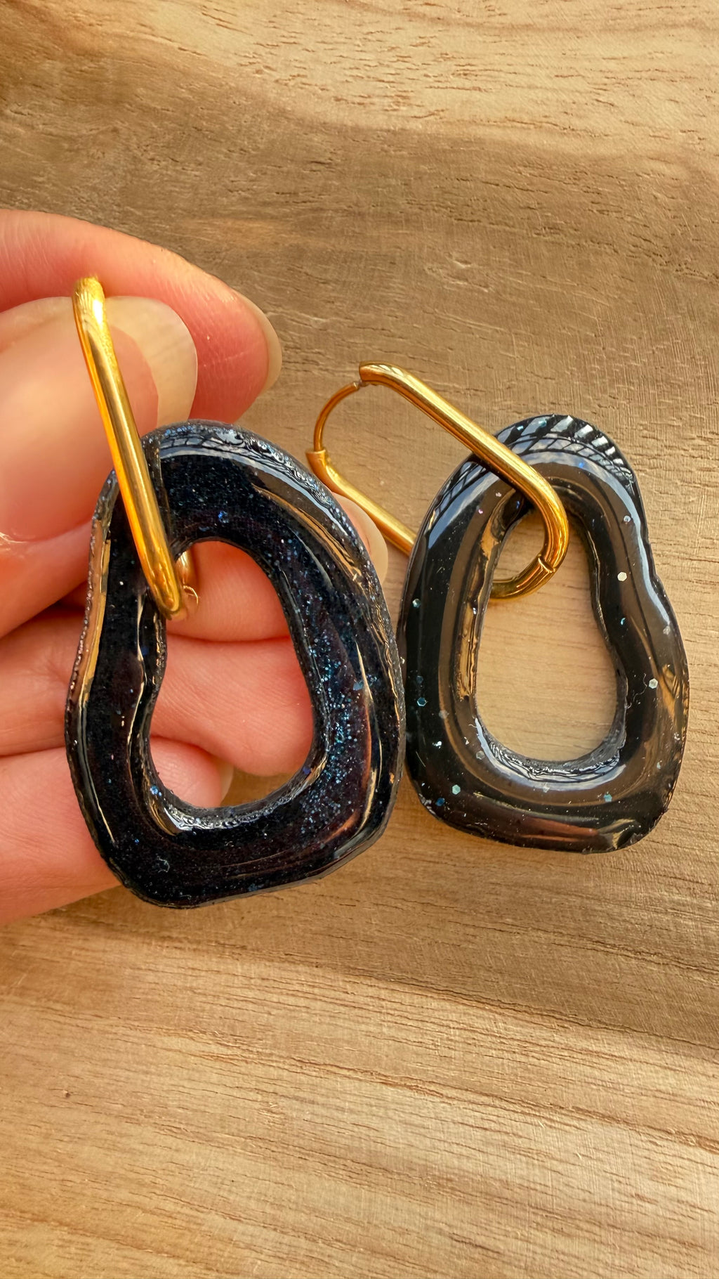 PAMPILLES Izïa noir pailleté – anneau organique fait main
–BOUCLES D’OREILLES INTERCHANGEABLES