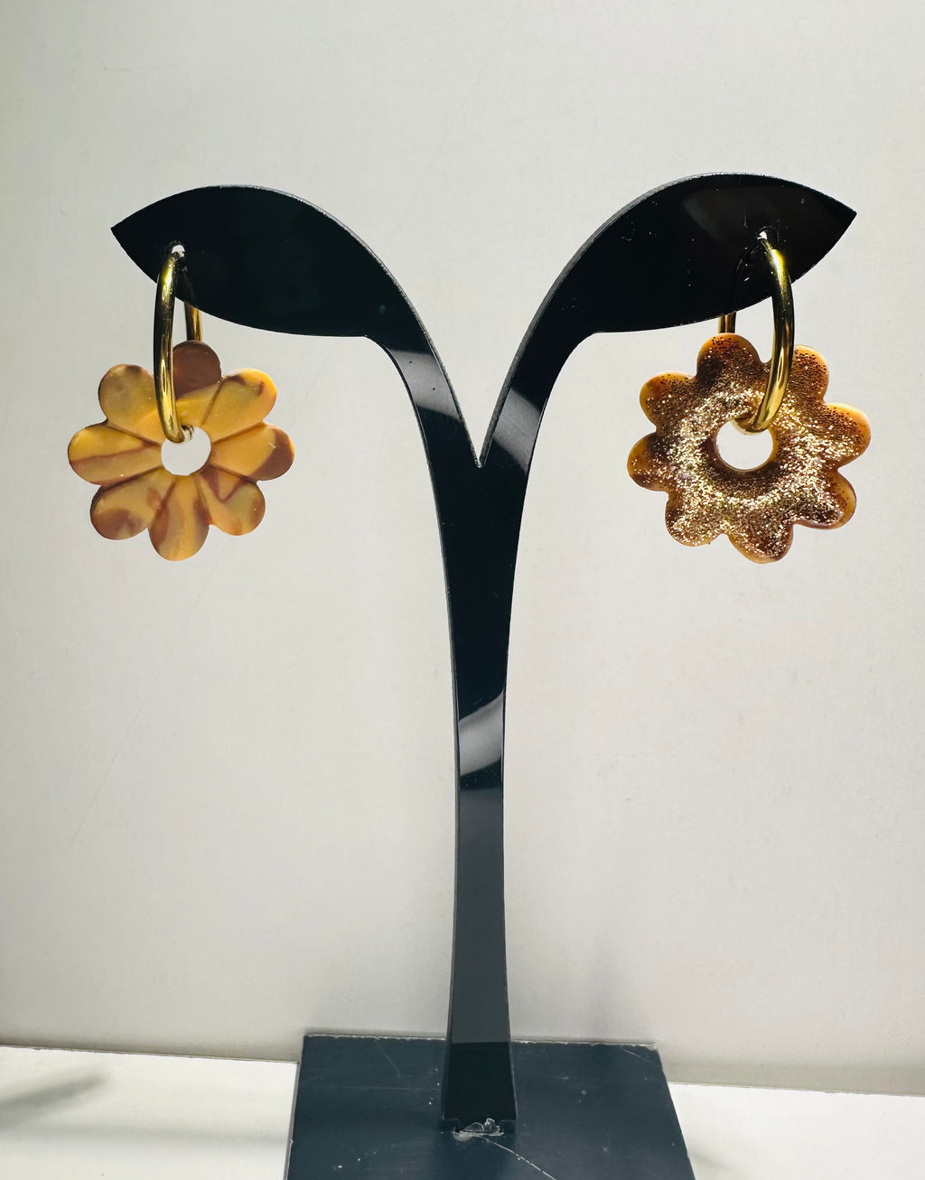 Boucles d’oreilles fleurs marbrées jaune et marron  « Daisy »