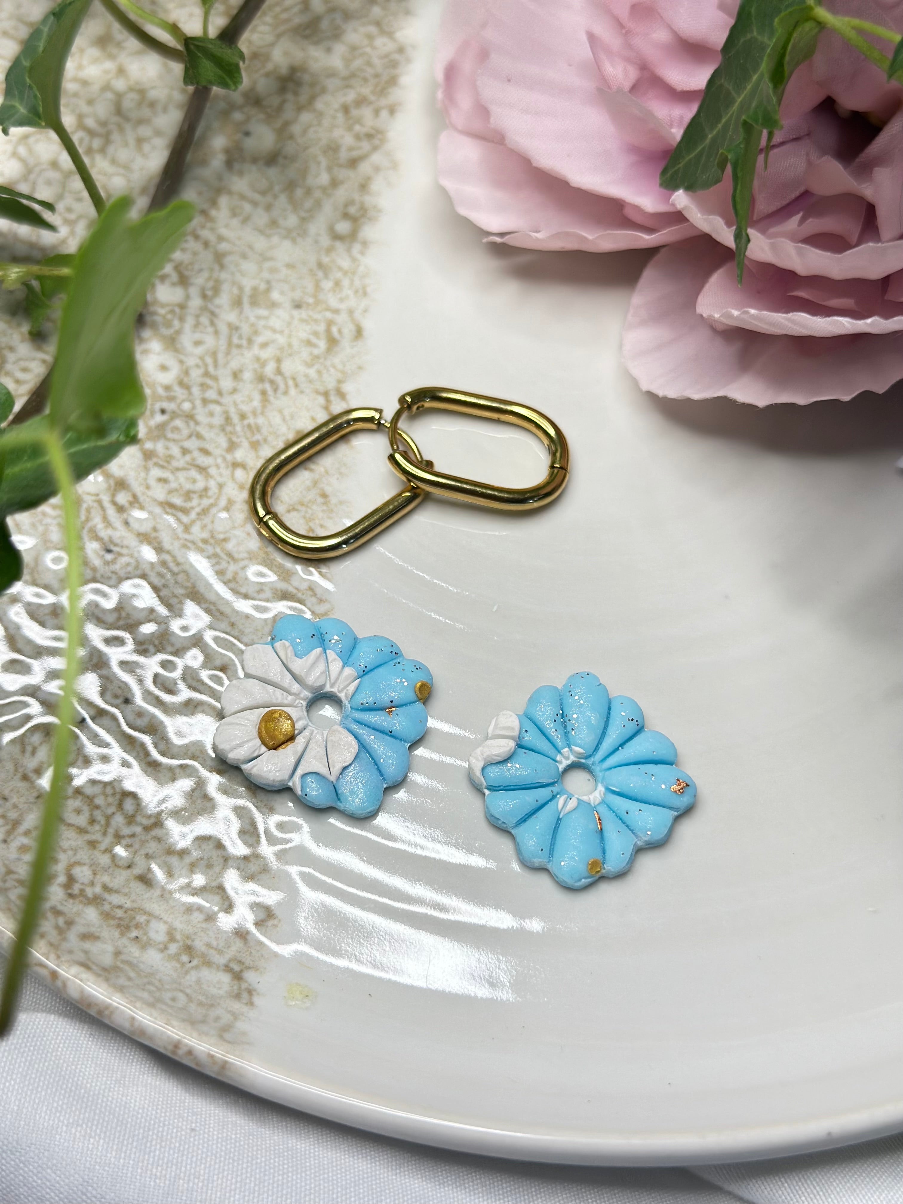 Les Azurée — Boucles d’oreilles fleur en argile polymère