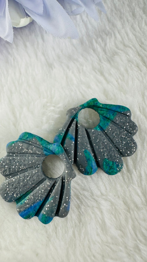 Boucles d’oreilles coquillages bleu-vert pailletées –  « Coralia »