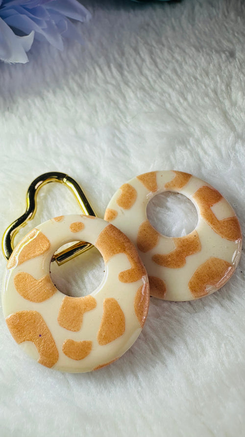 Boucles d’oreilles créoles léopard doré – Pâte polymère vernie résine
 « Marui »