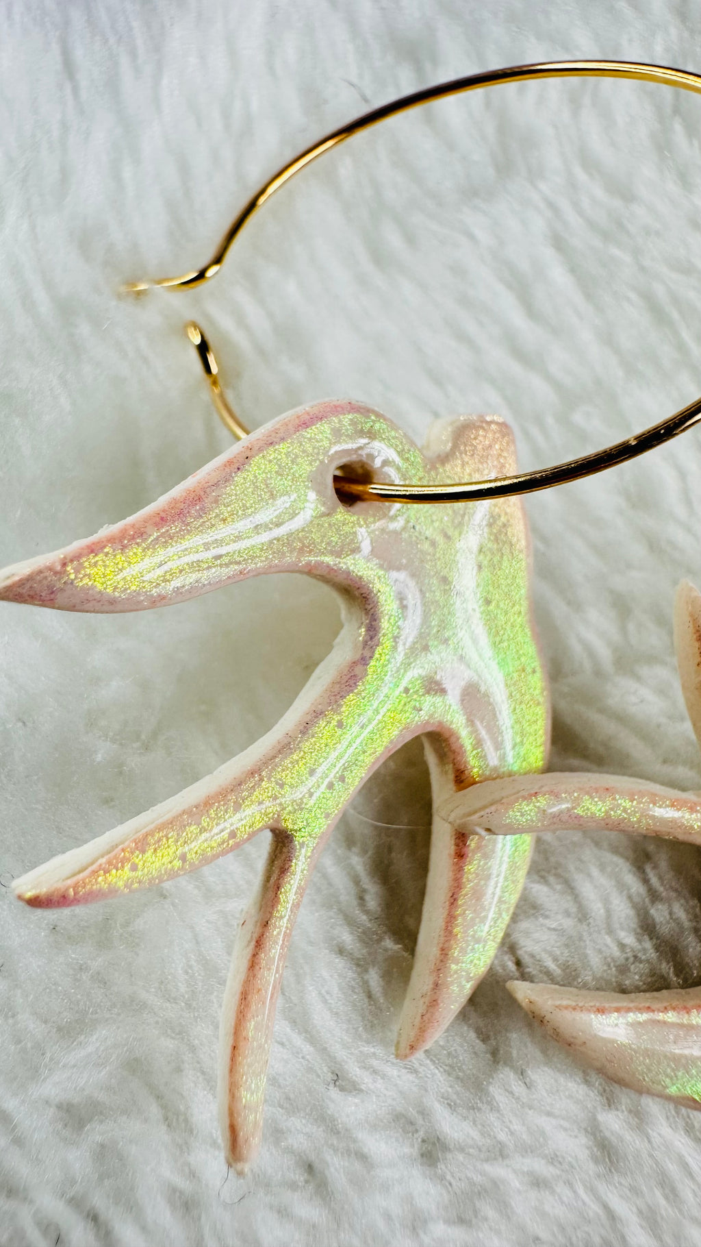 Boucles d’oreilles hirondelles nacrées – Pâte polymère vernie résine  « 🕊️Malo »