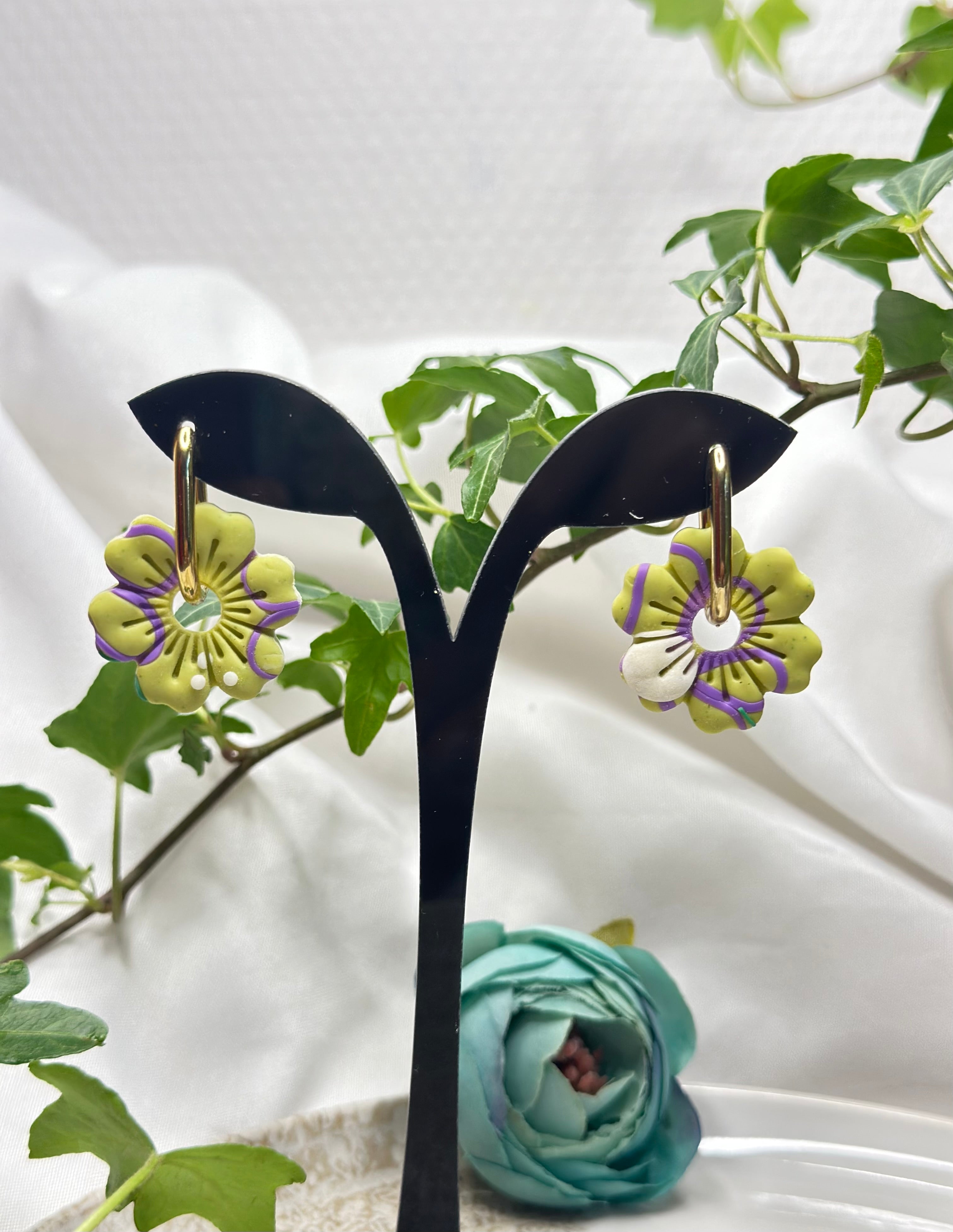 Les Chartra — Boucles d’oreilles fleur en argile polymère