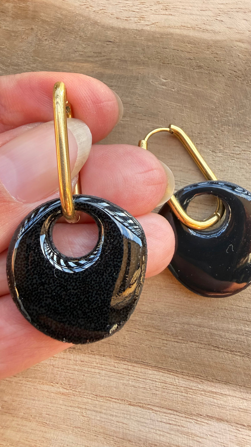PAMPILLES Zoé noir texturé – disque ajouré fait main –BOUCLES D’OREILLES INTERCHANGEABLES