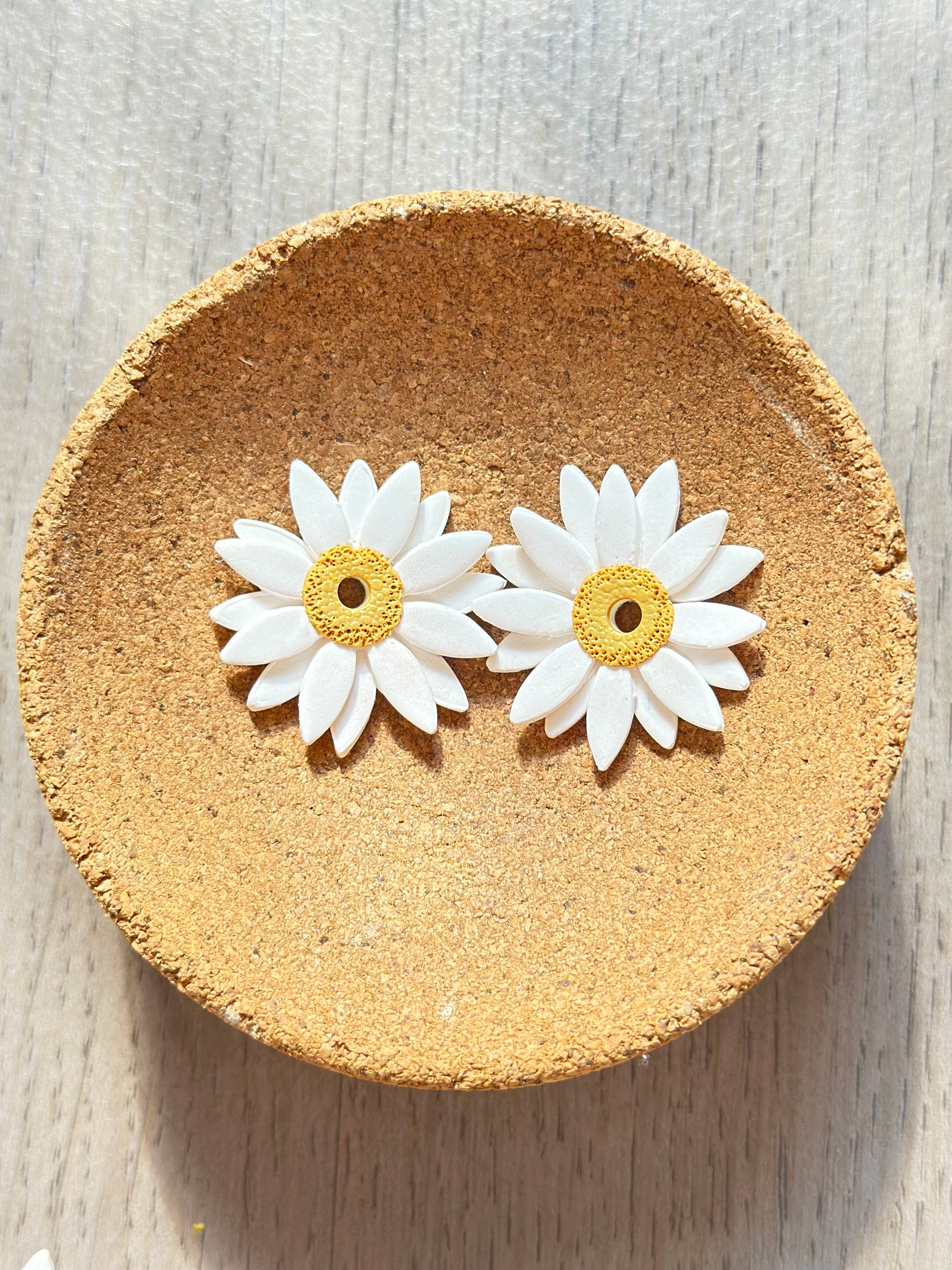 Grandes Boucles d’oreilles marguerite (Margaux)