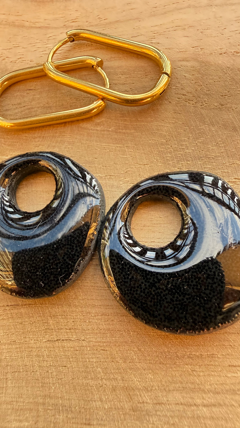 PAMPILLES Zoé noir texturé – disque ajouré fait main –BOUCLES D’OREILLES INTERCHANGEABLES