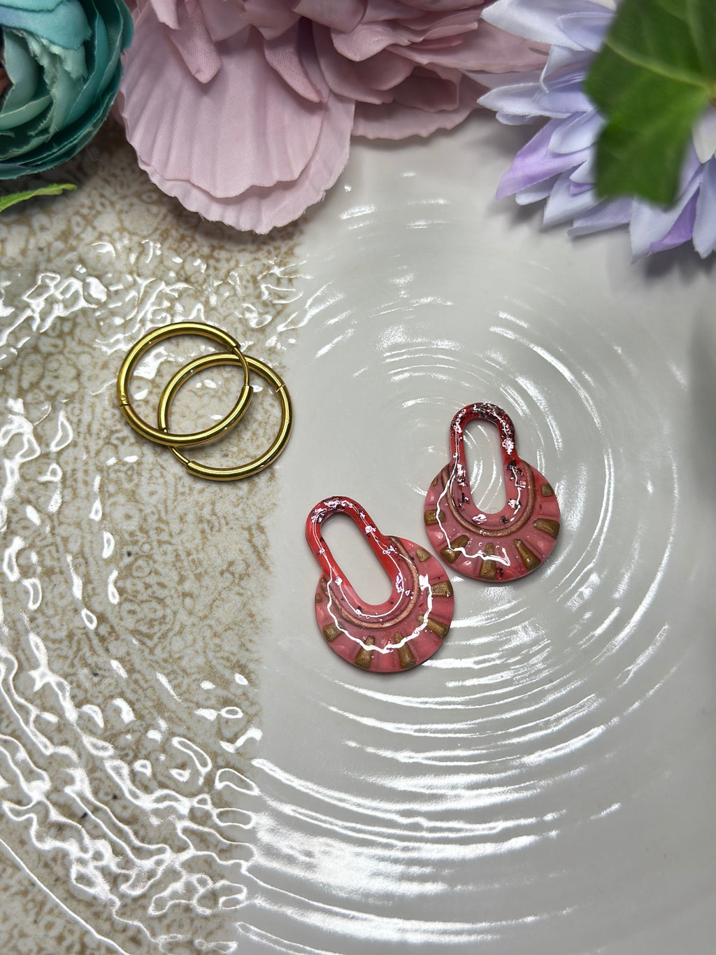 Boucles d’oreilles roses et dorées texturées – Pâte polymère vernie résine
  « Zahra »