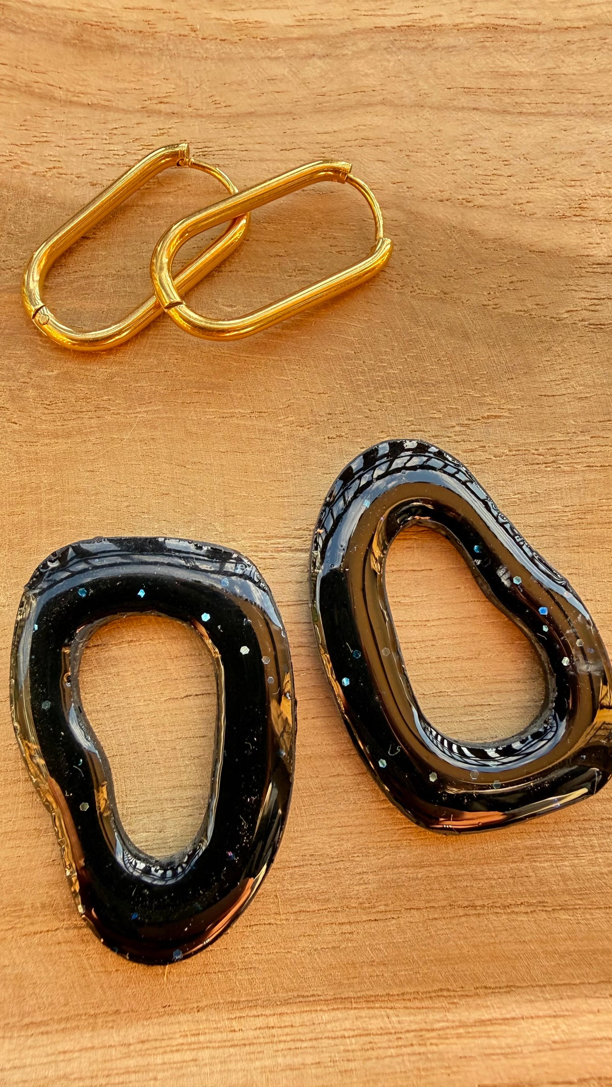 PAMPILLES Izïa noir pailleté – anneau organique fait main
–BOUCLES D’OREILLES INTERCHANGEABLES