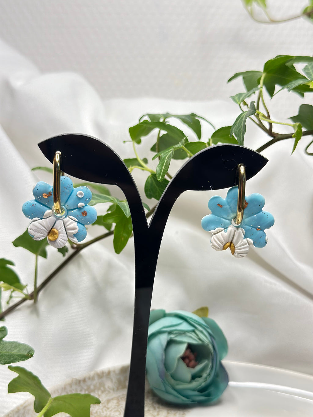 Les Azurée — Boucles d’oreilles fleur en argile polymère