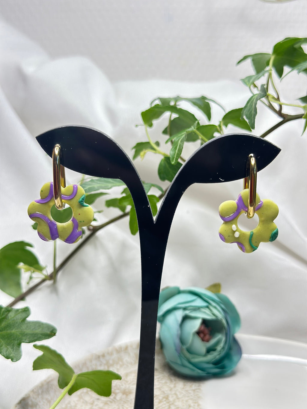 Les Chartra — Boucles d’oreilles fleur en argile polymère