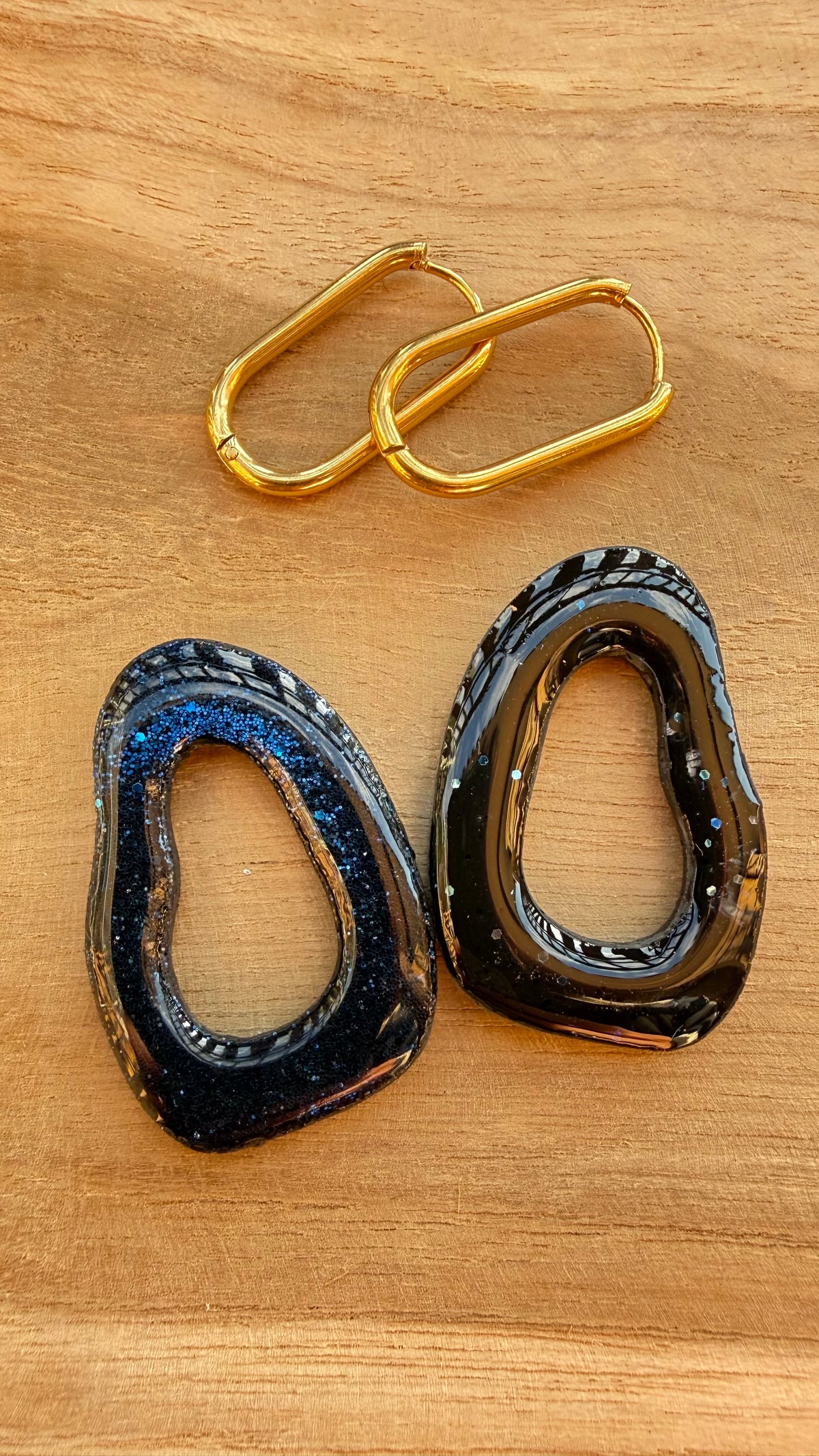 PAMPILLES Izïa noir pailleté – anneau organique fait main
–BOUCLES D’OREILLES INTERCHANGEABLES
