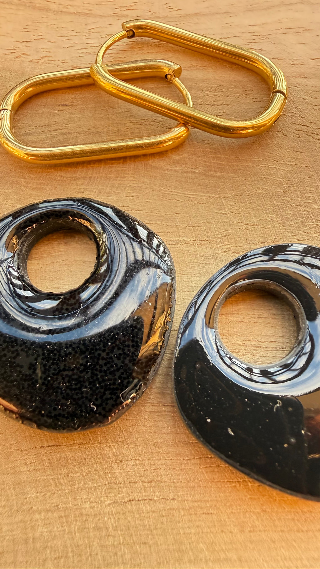 PAMPILLES Zoé noir texturé – disque ajouré fait main –BOUCLES D’OREILLES INTERCHANGEABLES