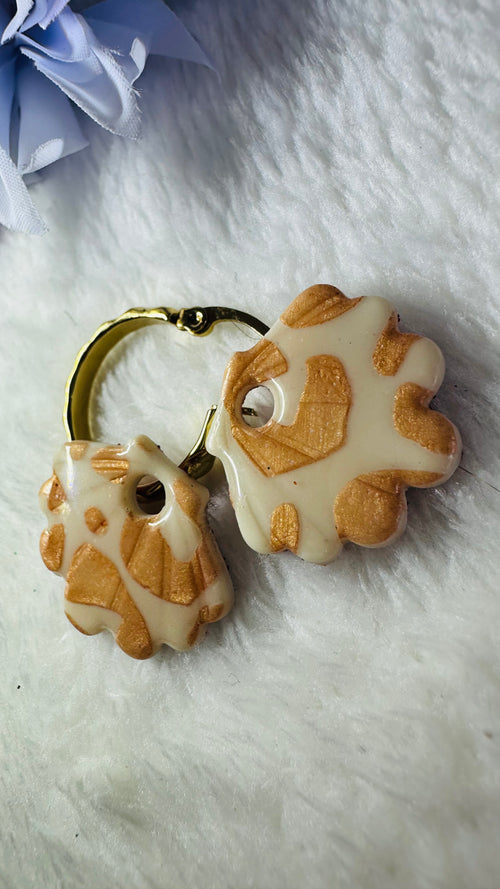 Boucles d’oreilles créoles fleur beige & doré – Bijou artisanal en pâte polymère  « Coralia »